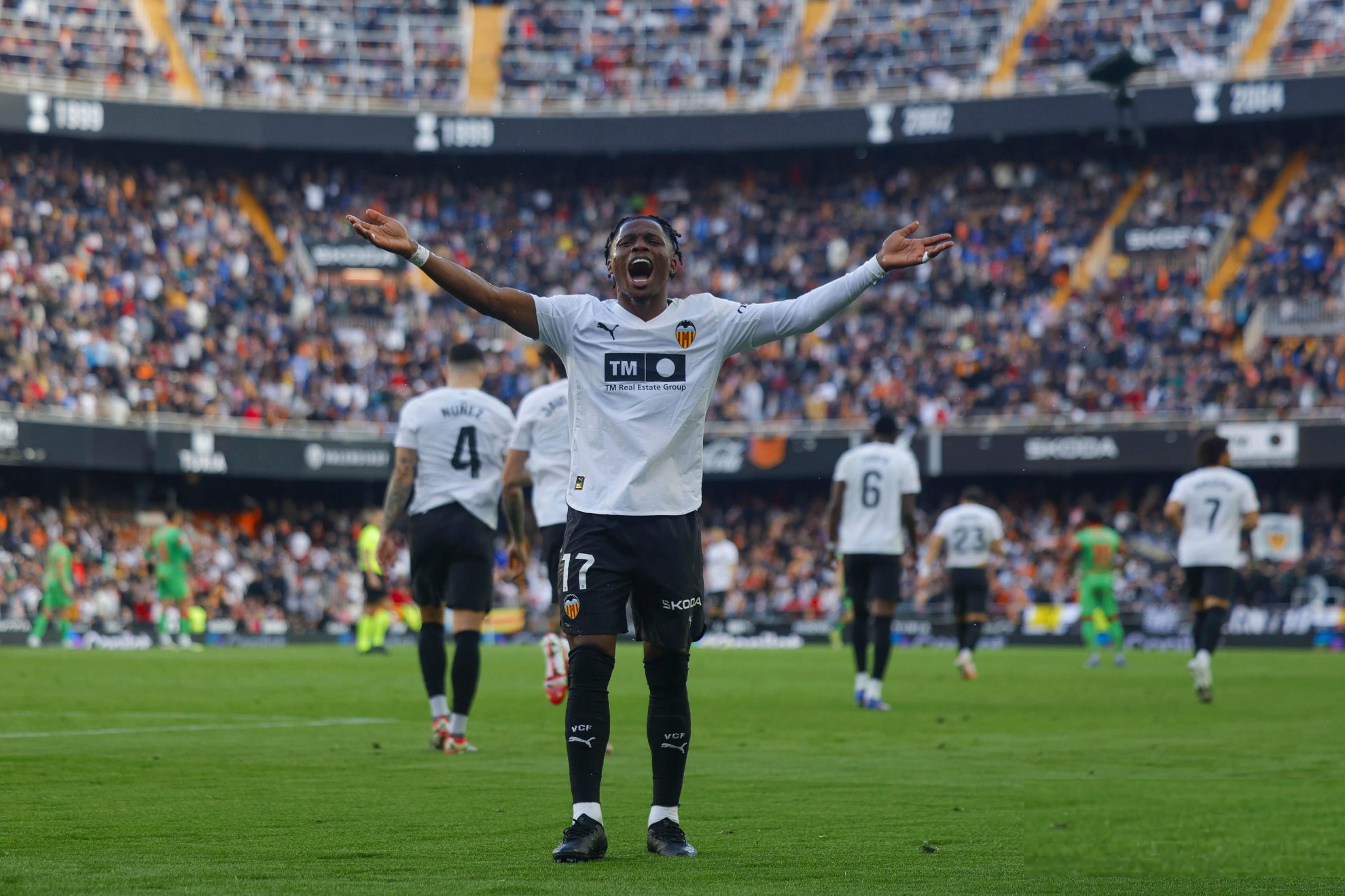 Largie Ramazani celebra un gol con el Valencia.