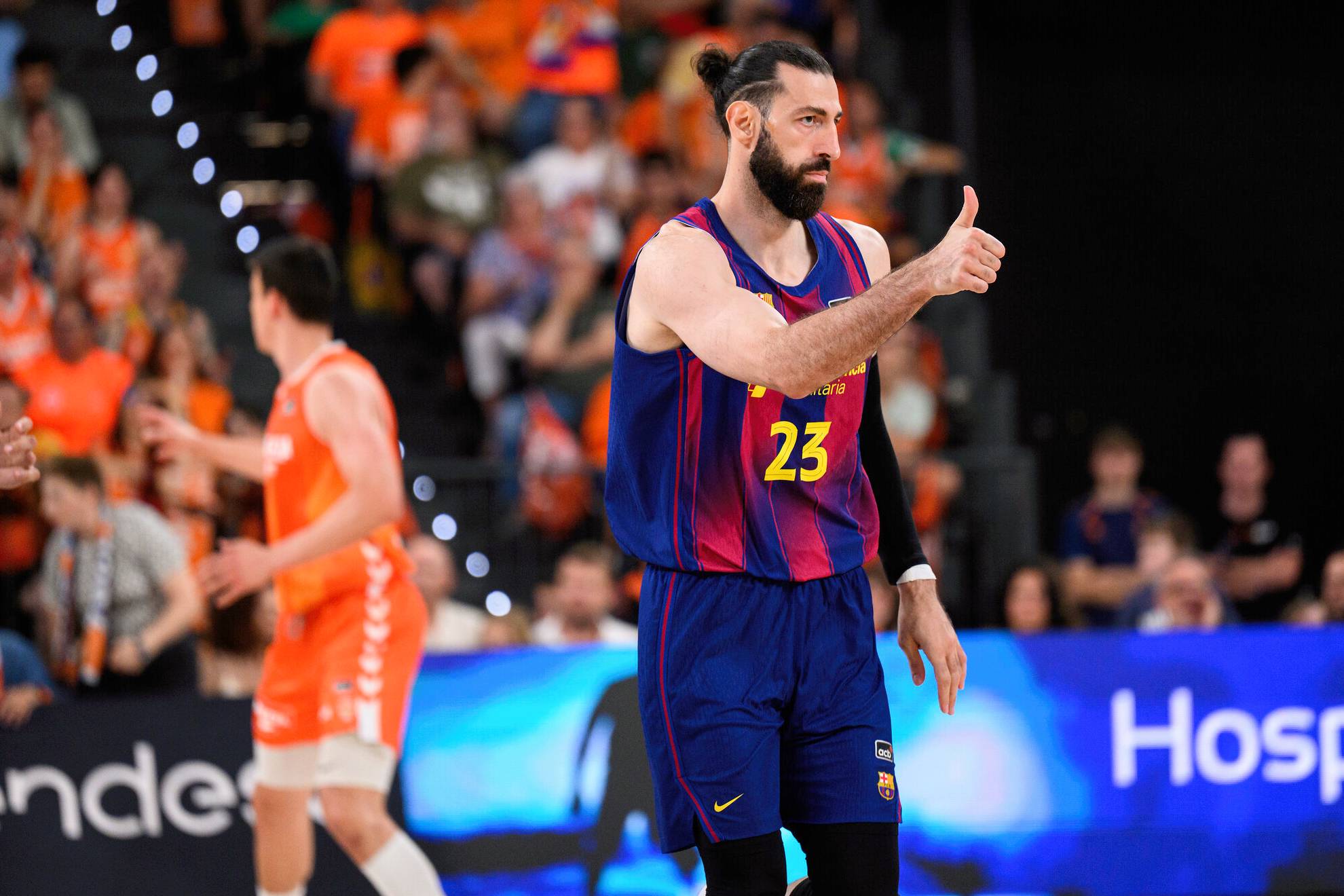 Tornike Shengelia hace un gesto de aprobación durante un partido del Barcelona. ACB PHOTO