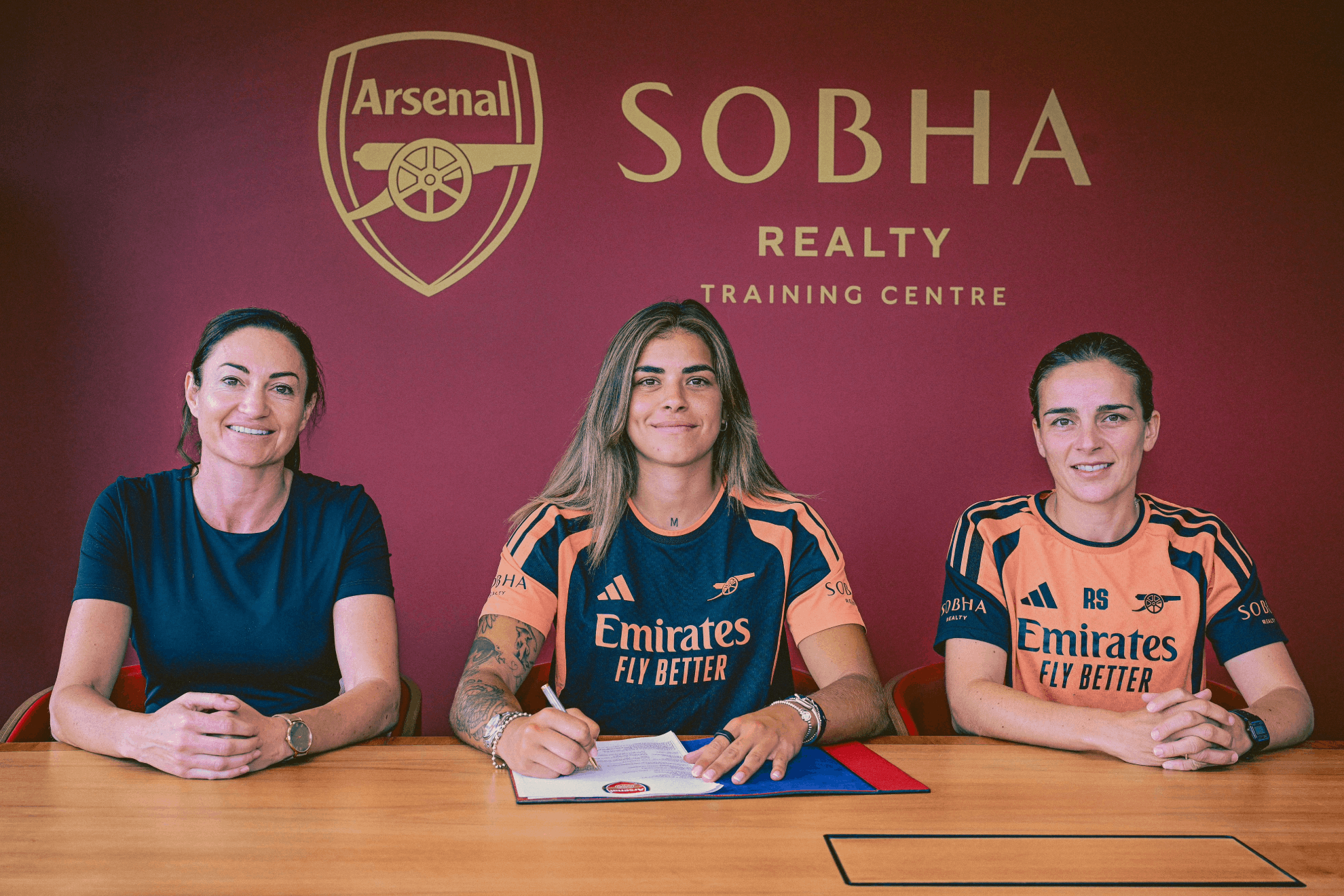 Misa firmando su contrato con el Arsenal ARSENAL WOMEN