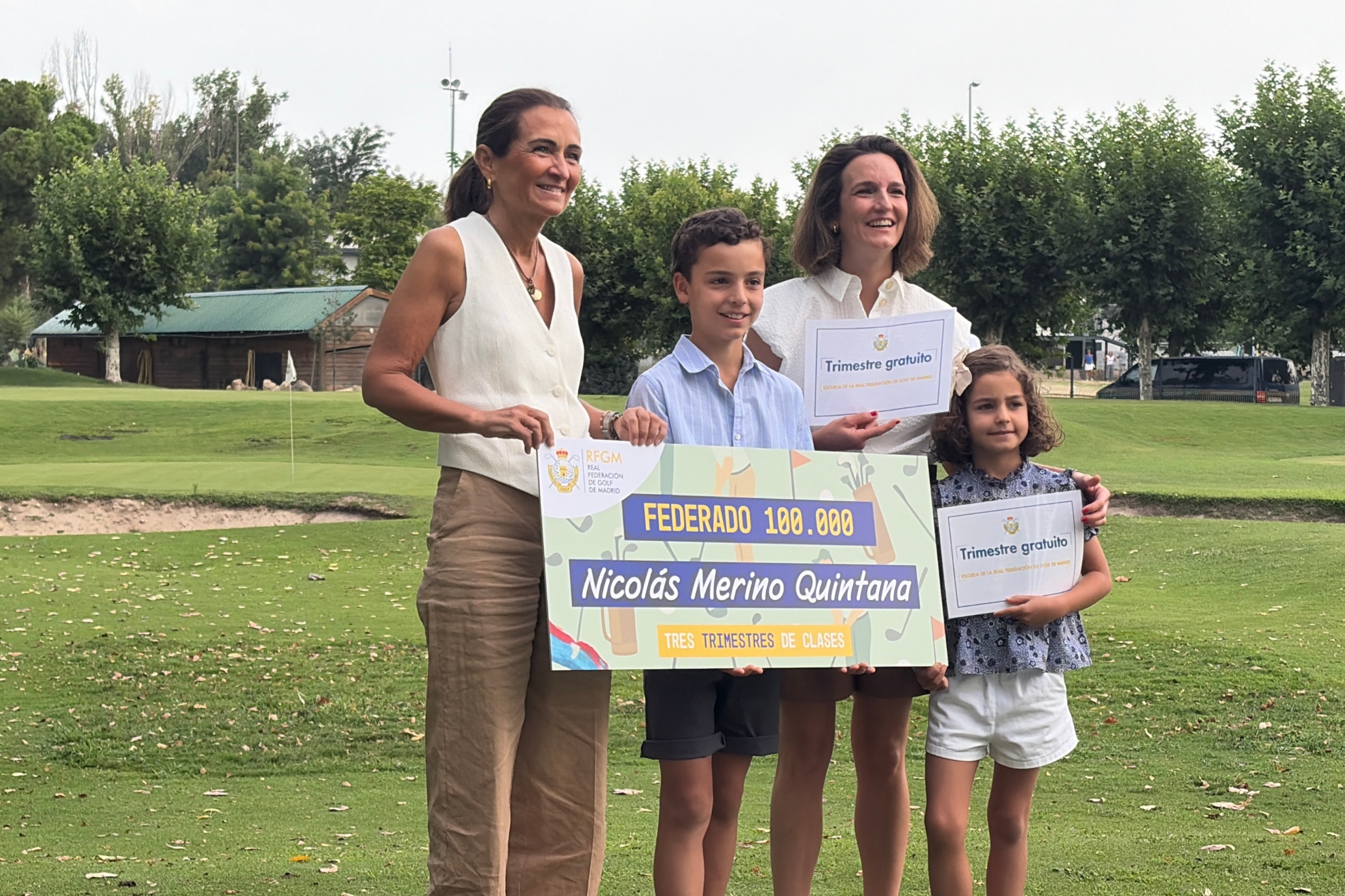 La presidenta Begoña Zamorano con Nicolás Merino, federado 100.000, y su familia