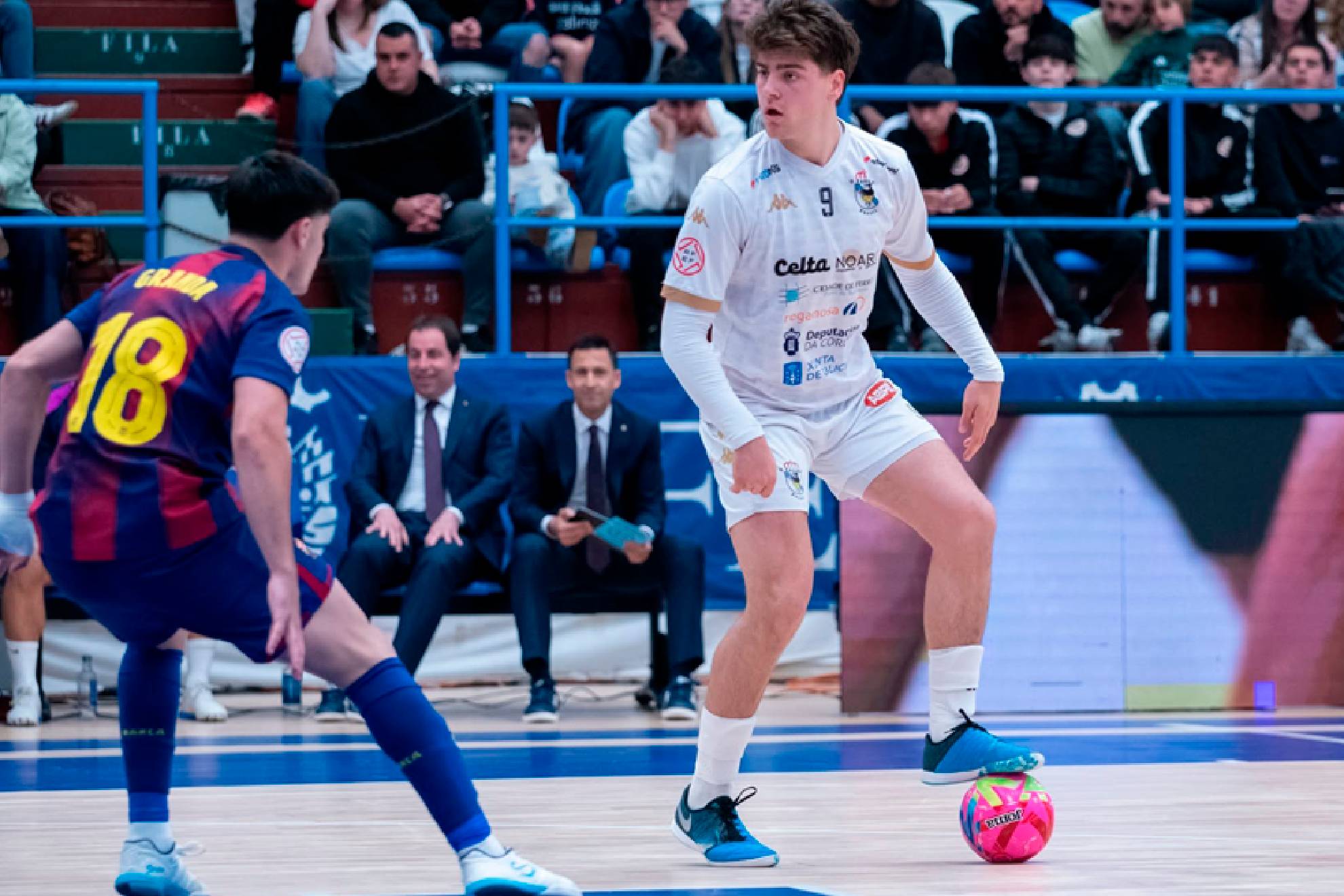 Gonzalo Santacruz encara al barcelonista Lucas Granda RFEF/O PARRULO FERROL