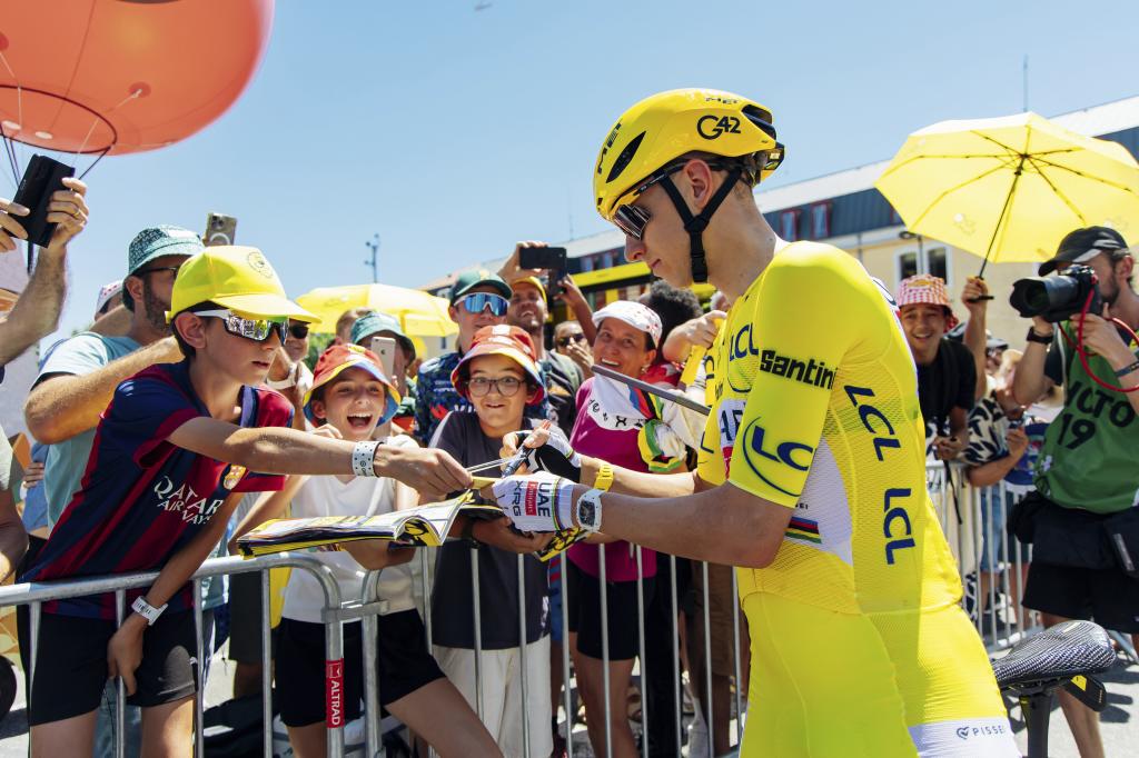 Pogacar, con los seguidores del Tour.