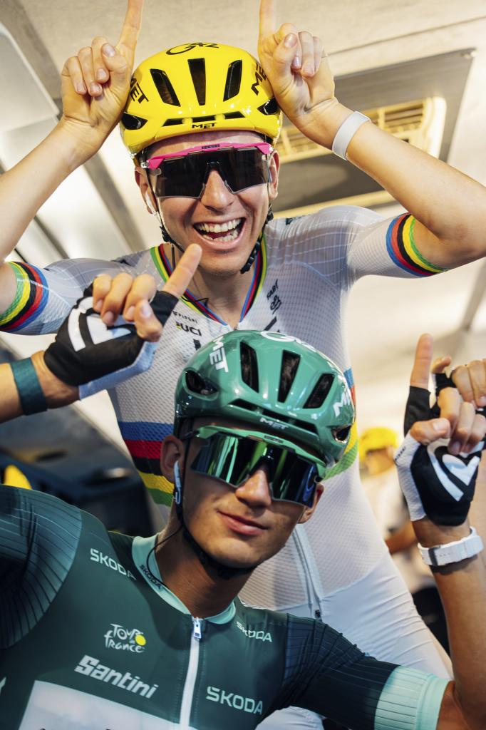 Pogacar, haciendo el 'torito' con su compañero Isaac al inicio de este Tour de Francia.