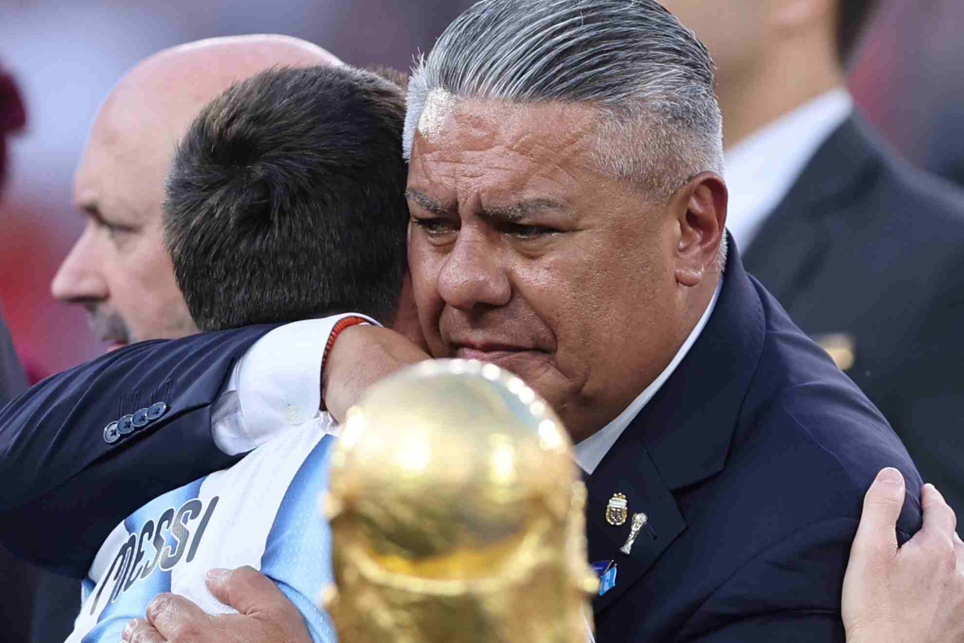 El 'Chiqui' Tapia abraza a Messi tras la final del Mundial MARCA
