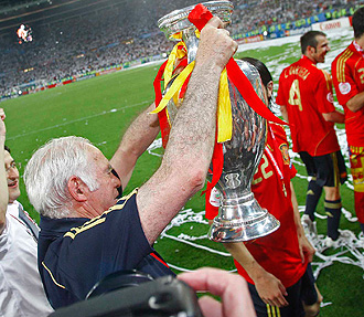 Luis Aragonés with the Eurocup cup