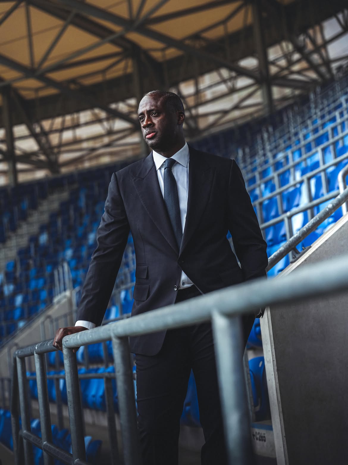 Yaya Touré, con el estadio Tehelné pole de fondo.