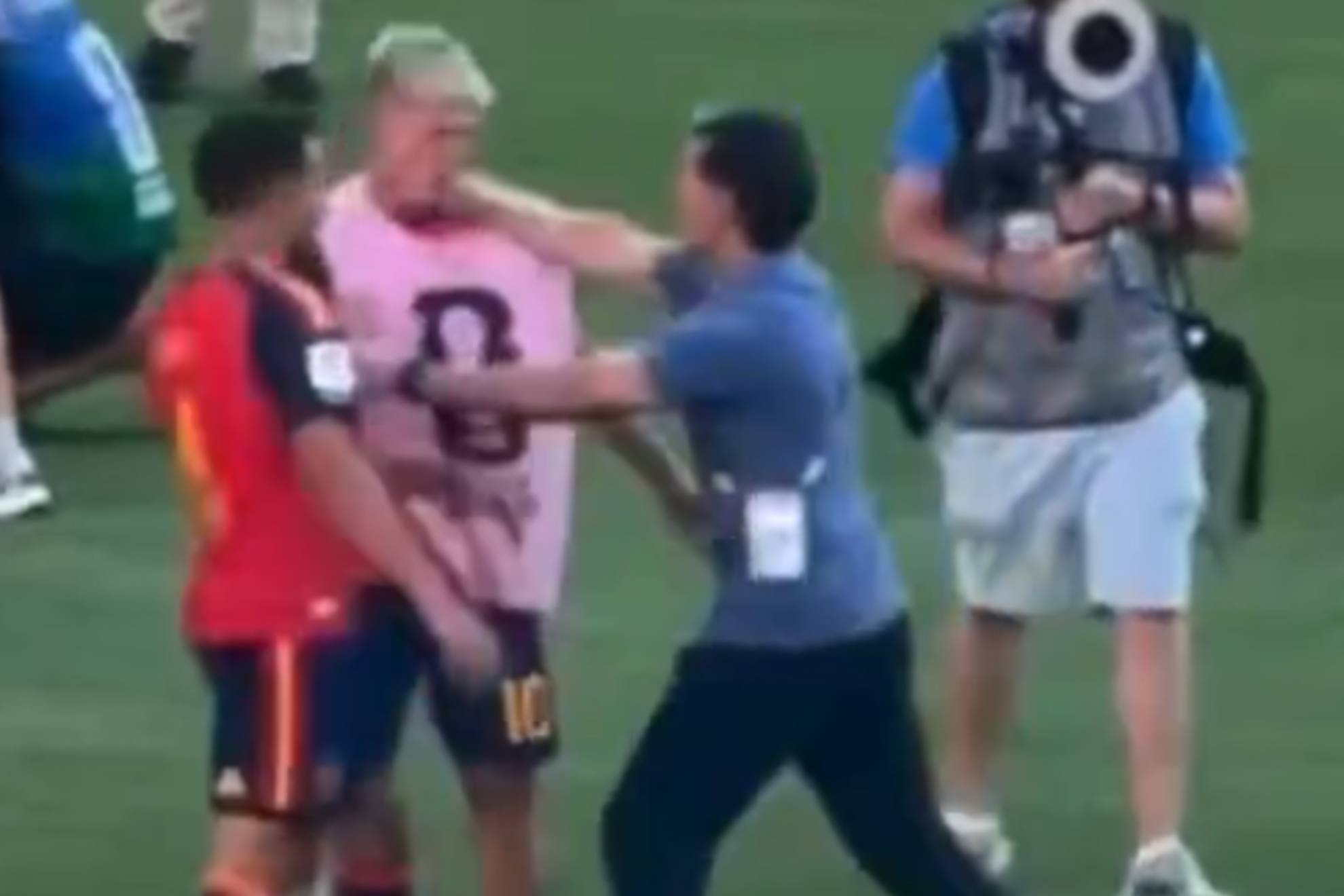 "Ông ta nói dối" - Dani Olmo bác bỏ lời xin lỗi của HLV Argentina đã tác động vật lý với anh 2 Dani Olmo 'desmonta' la disculpa de Ayala: "No se arrepiente, falta a la verdad"