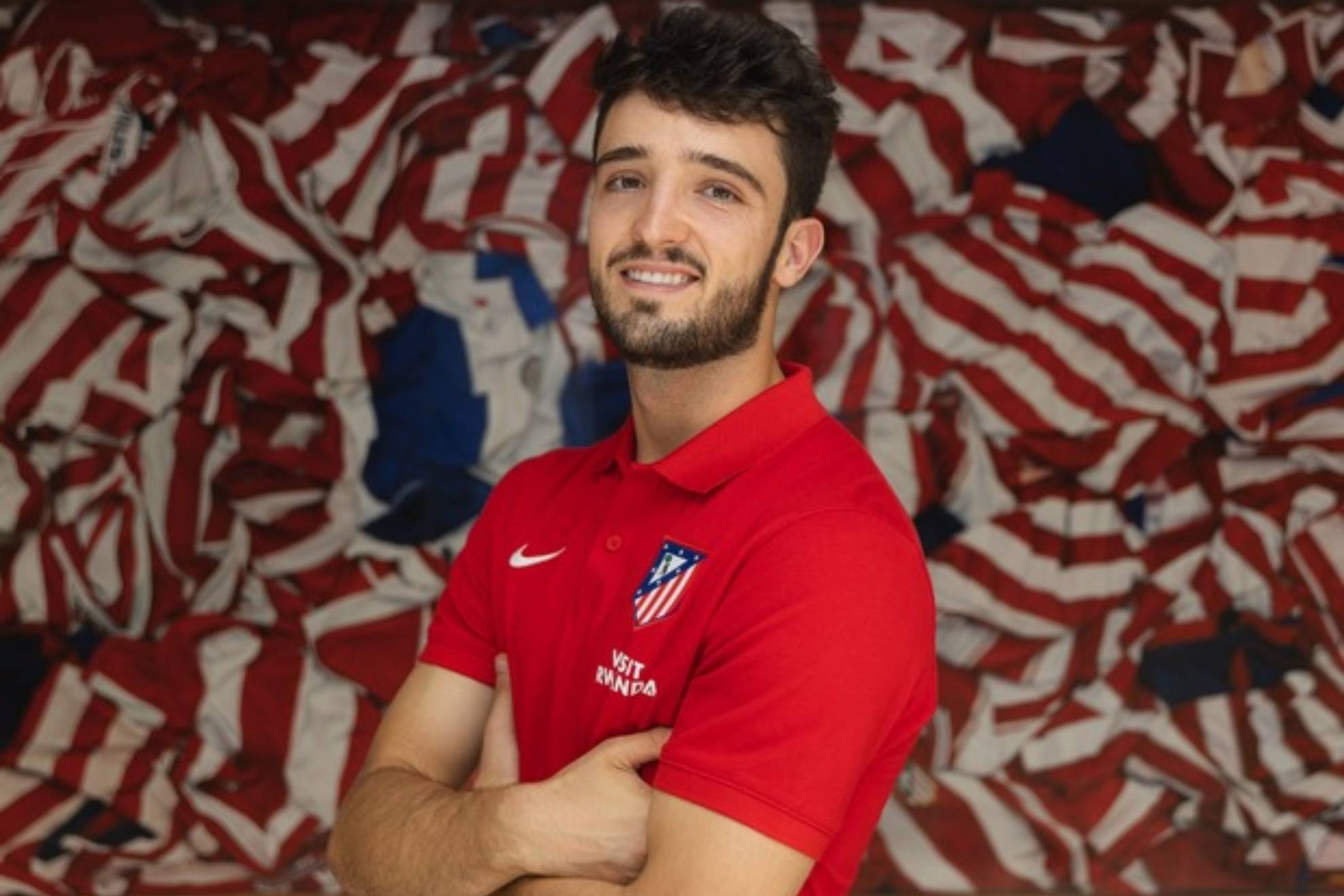 Ander Astralaga posando con la camiseta del Atlético.
