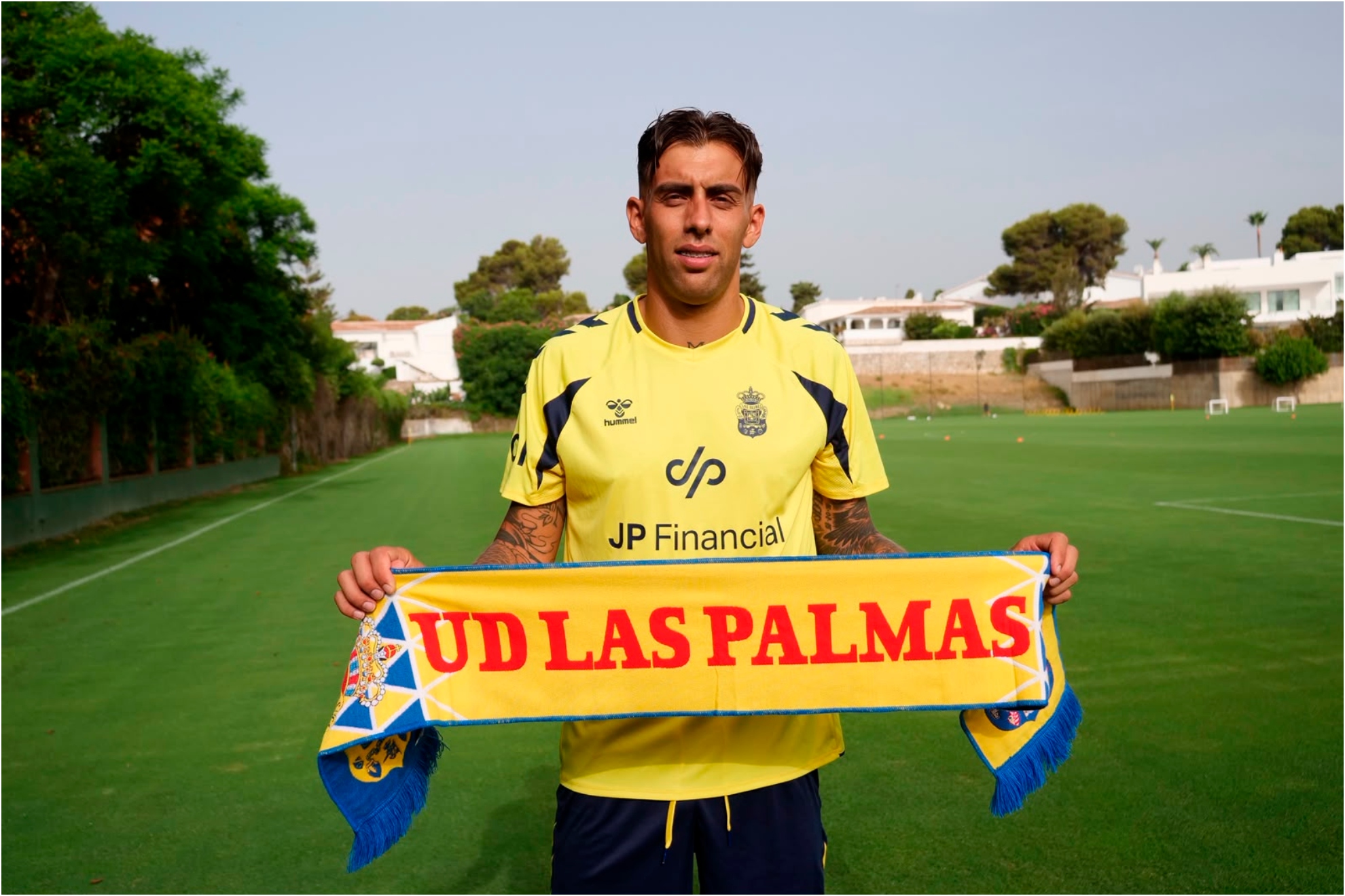 Jefté posando con la camiseta de Las Palmas.