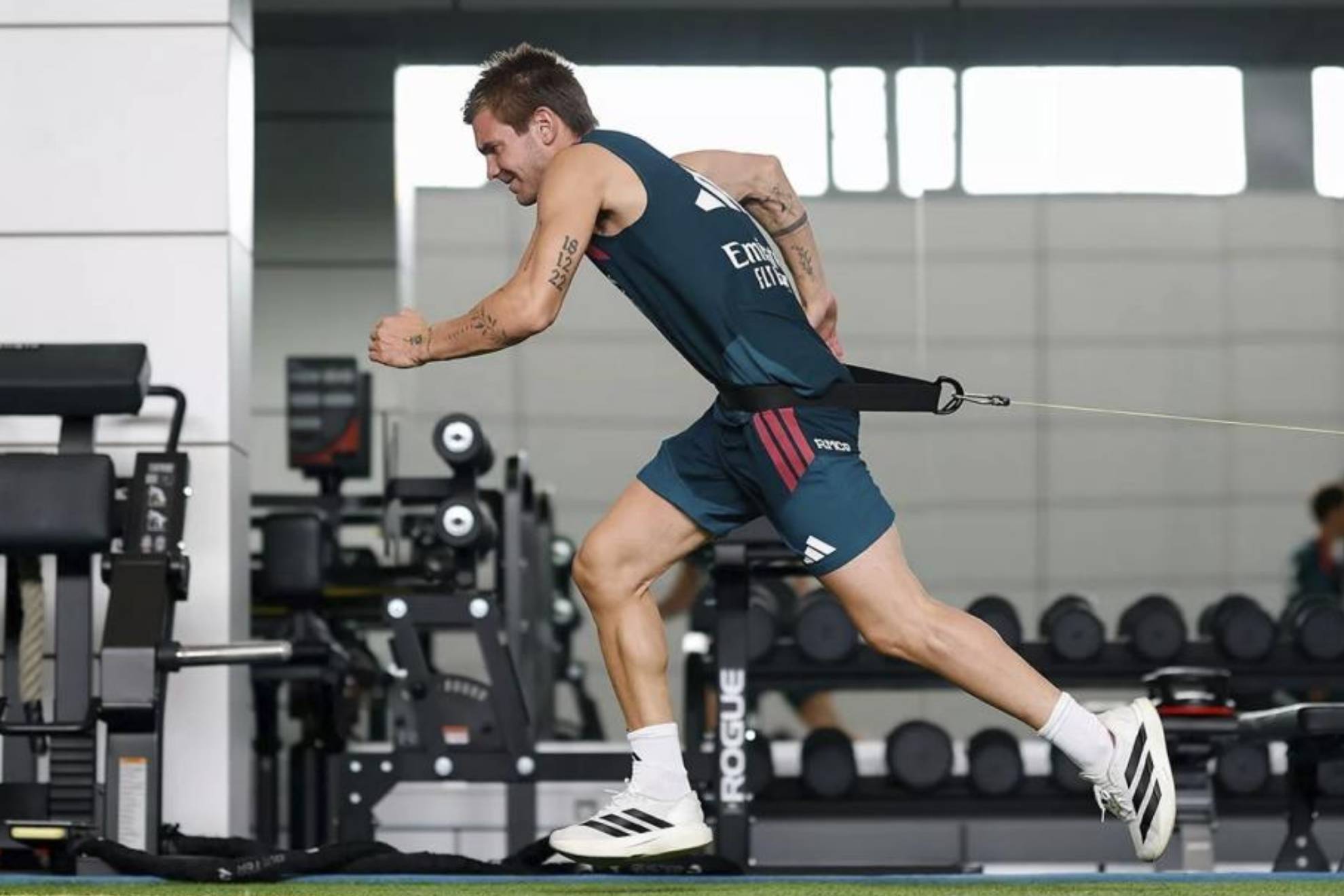 Mastantuono trabaja con cintas en el gimnasio de Valdebebas.