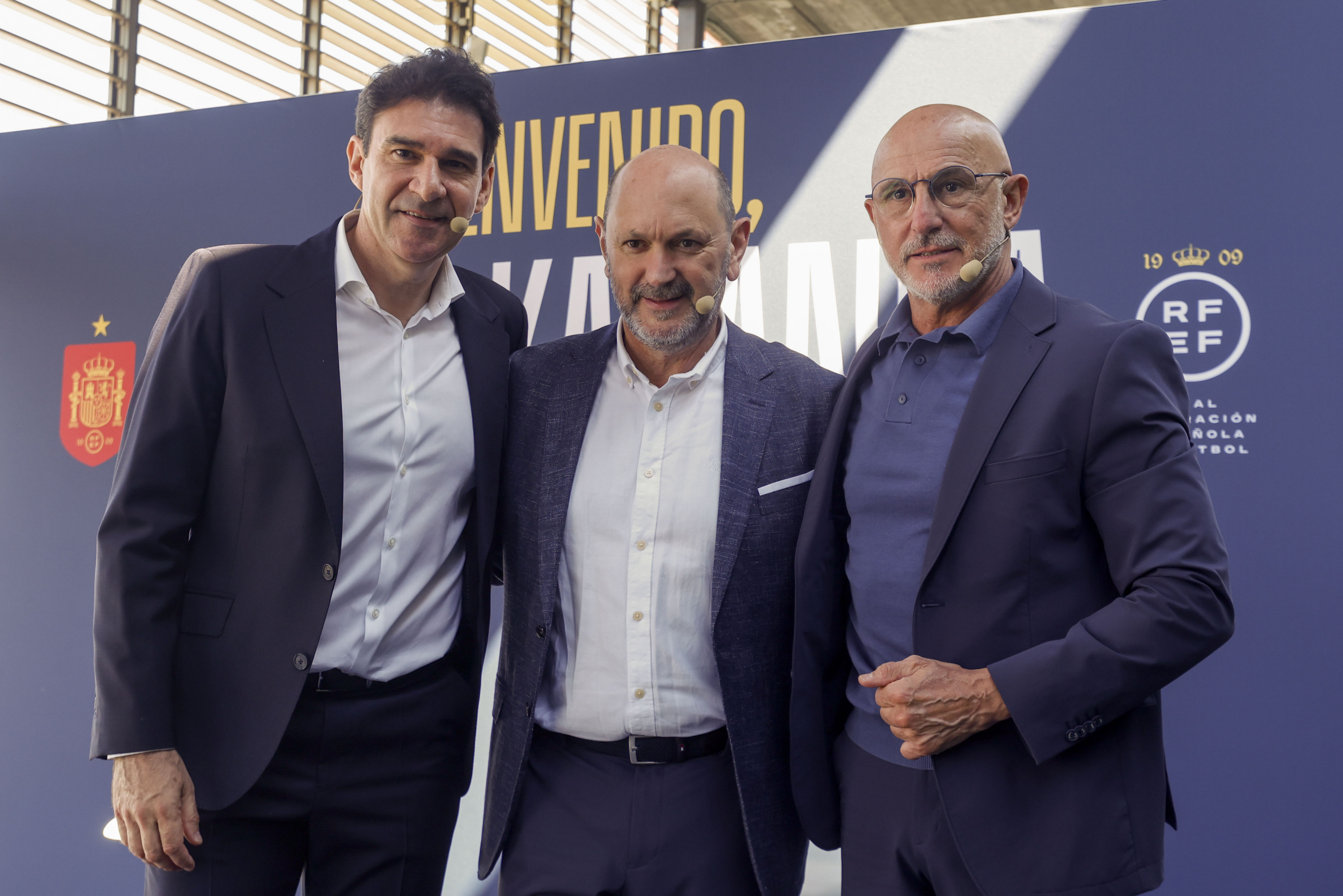 Aitor Karanka, director técnico de desarrollo y de la selección absoluta de fútbol, posa junto al presidente de RFEF y el seleccionador Luis de la Fuente EFE
