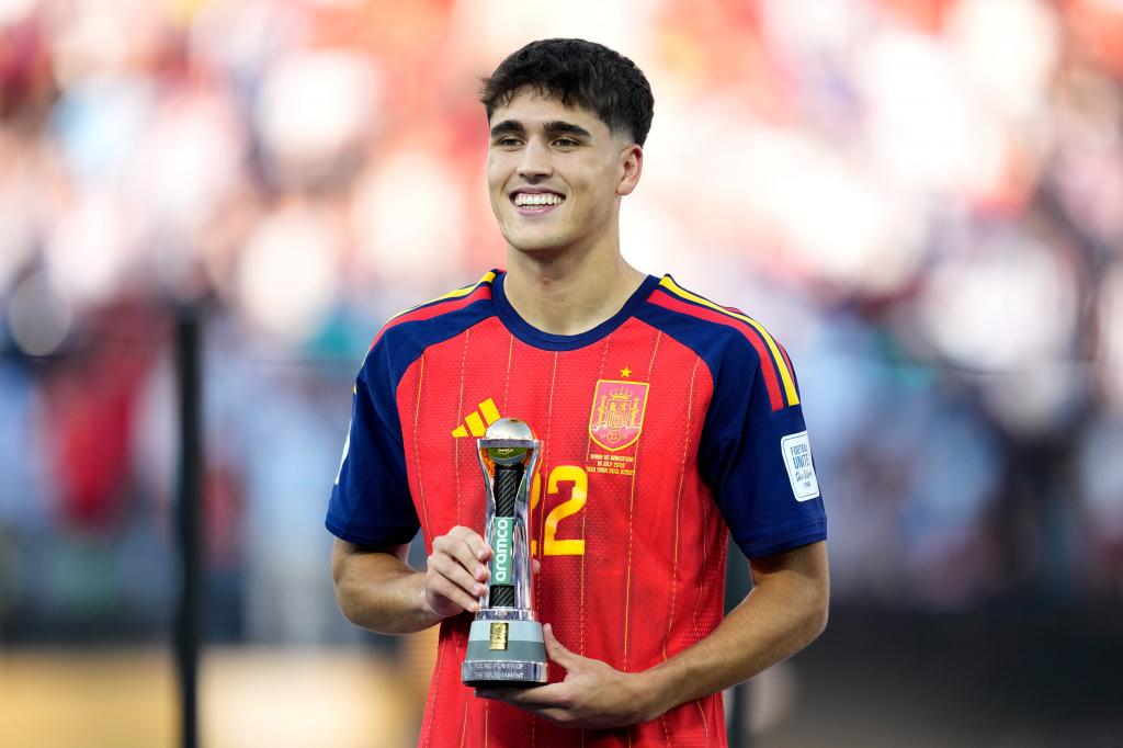Pau Cubarsí, posando con el premio a mejor jugador joven del torneo EFE