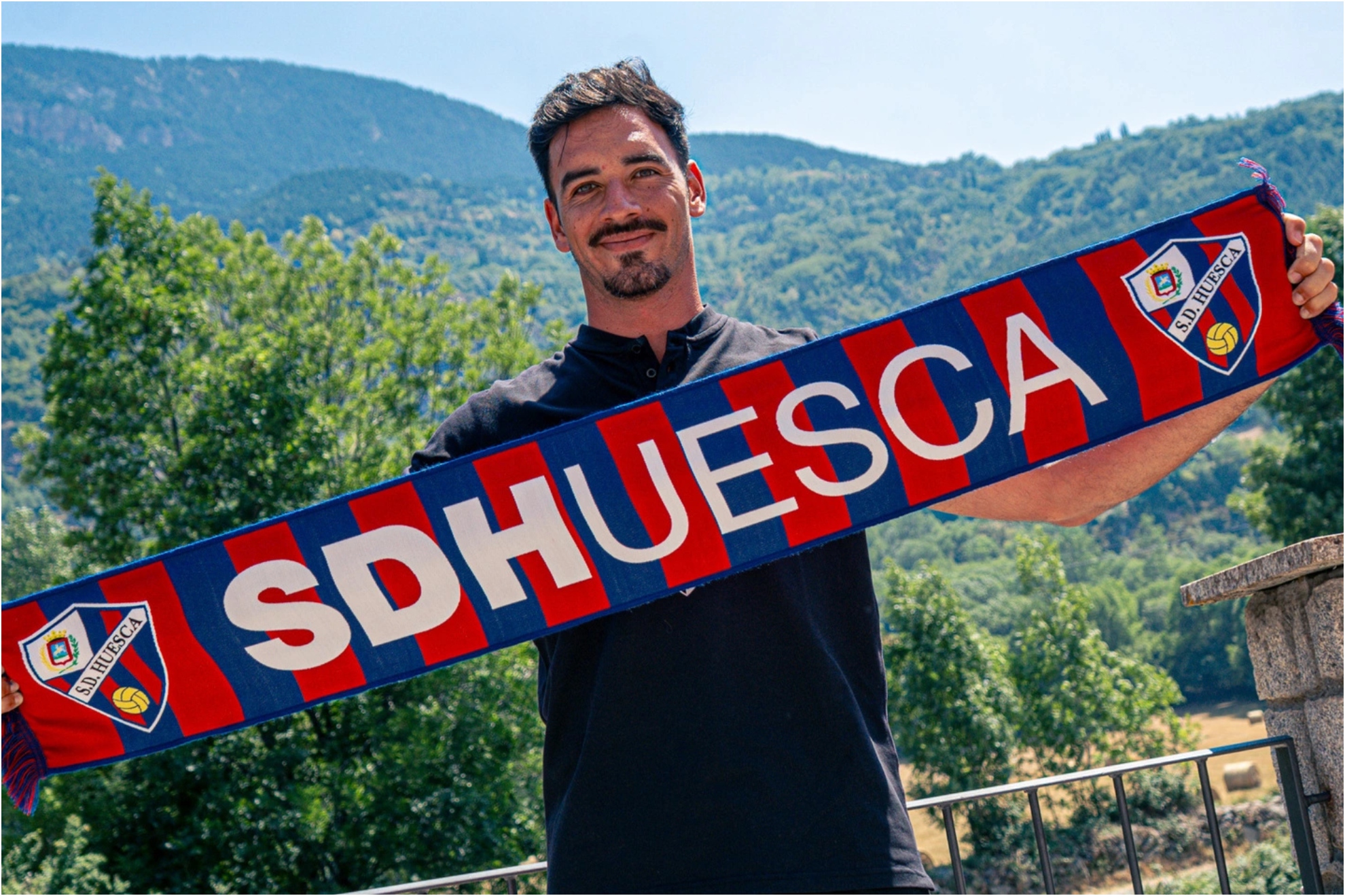 Gazzaniga, con la bufanda del Huesca.