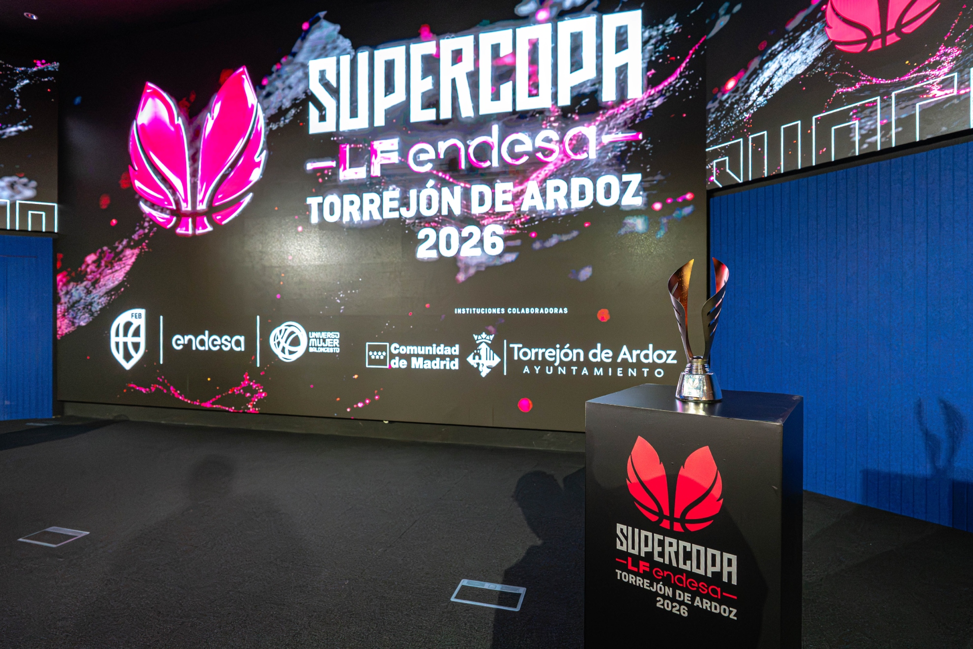 El trofeo de la Supercopa Femenina Endesa, presente en el sorteo de hoy en Torrejón. Alberto Nevado/FEB