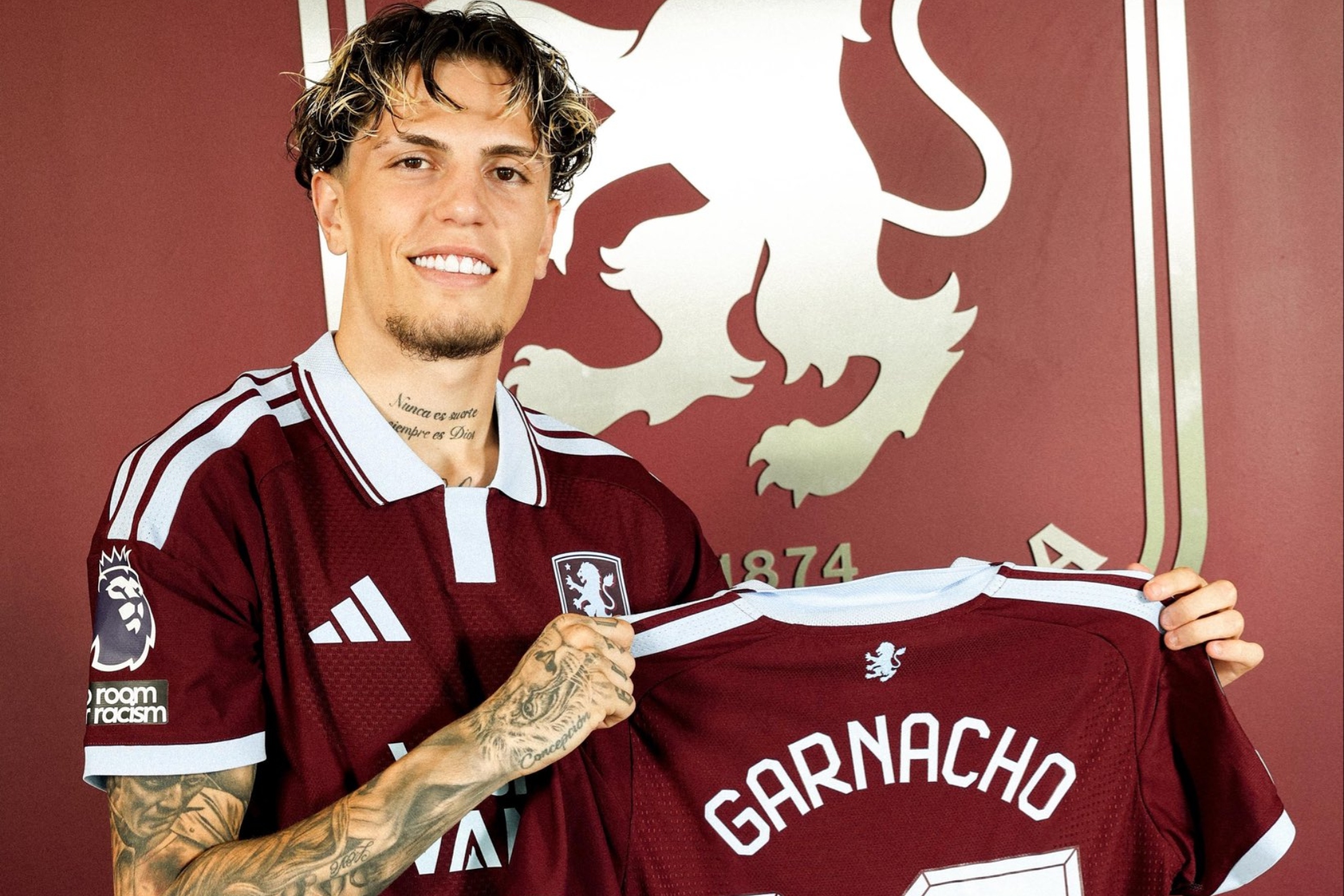 Alejandro Garnacho posa con la camiseta del Aston Villa.
