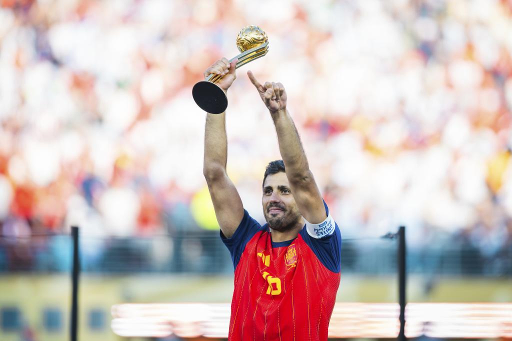 Rodrigo, levantando el Balón de Oro del Mundial