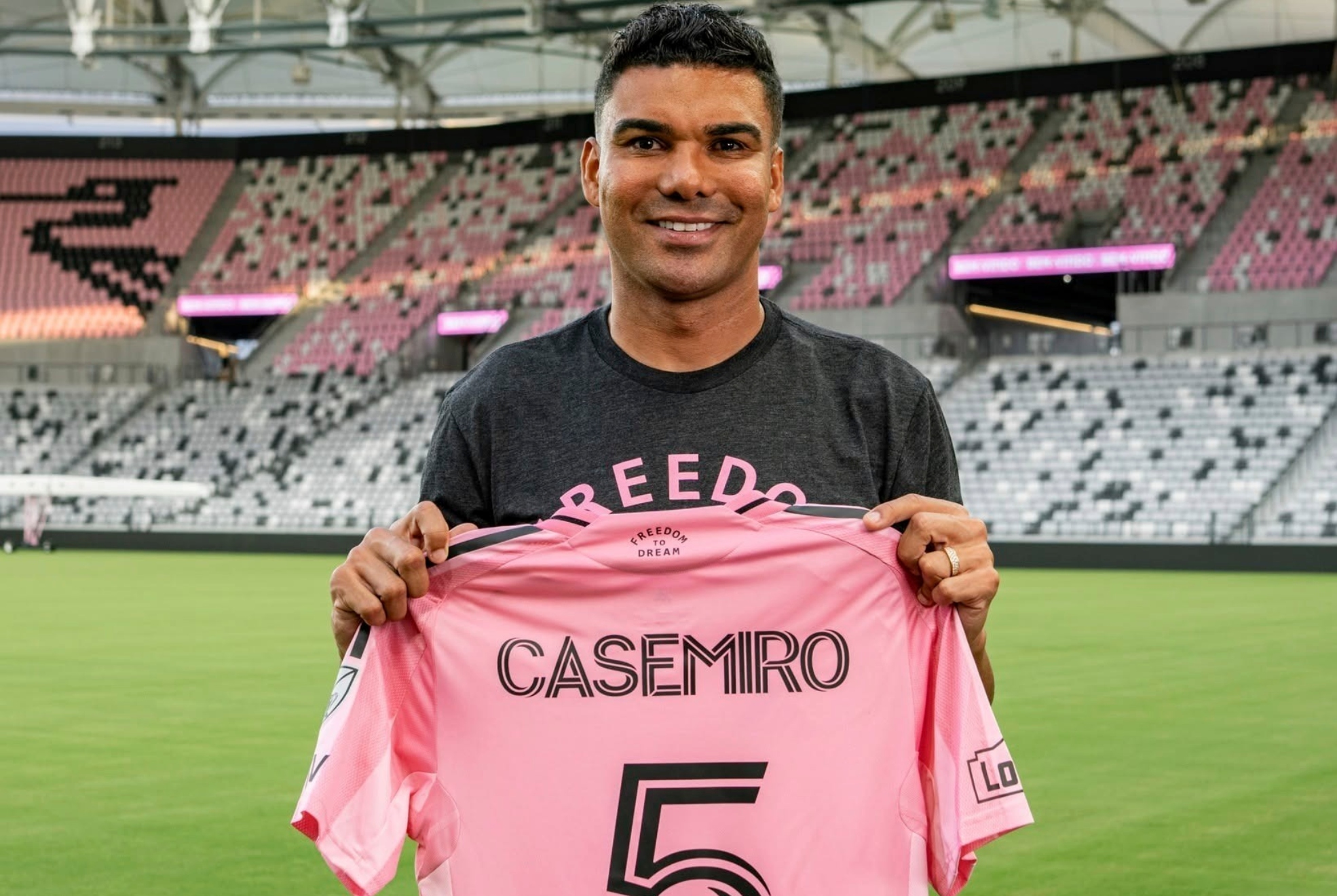 Casemiro, con la camiseta de su nuevo club.