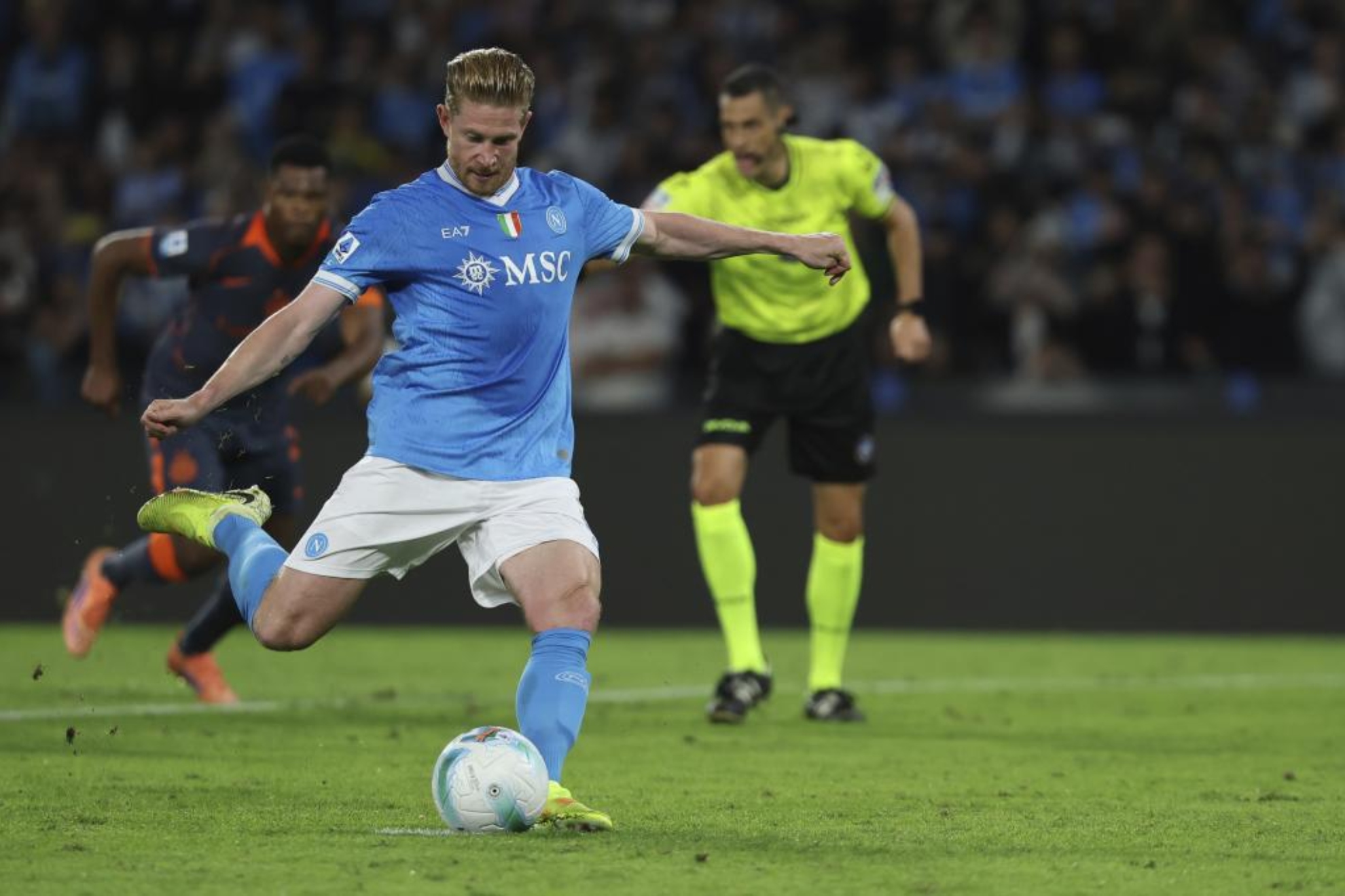 Kevin de Bruyne, lanzando un penalti con el Nápoles. LAPRESSE