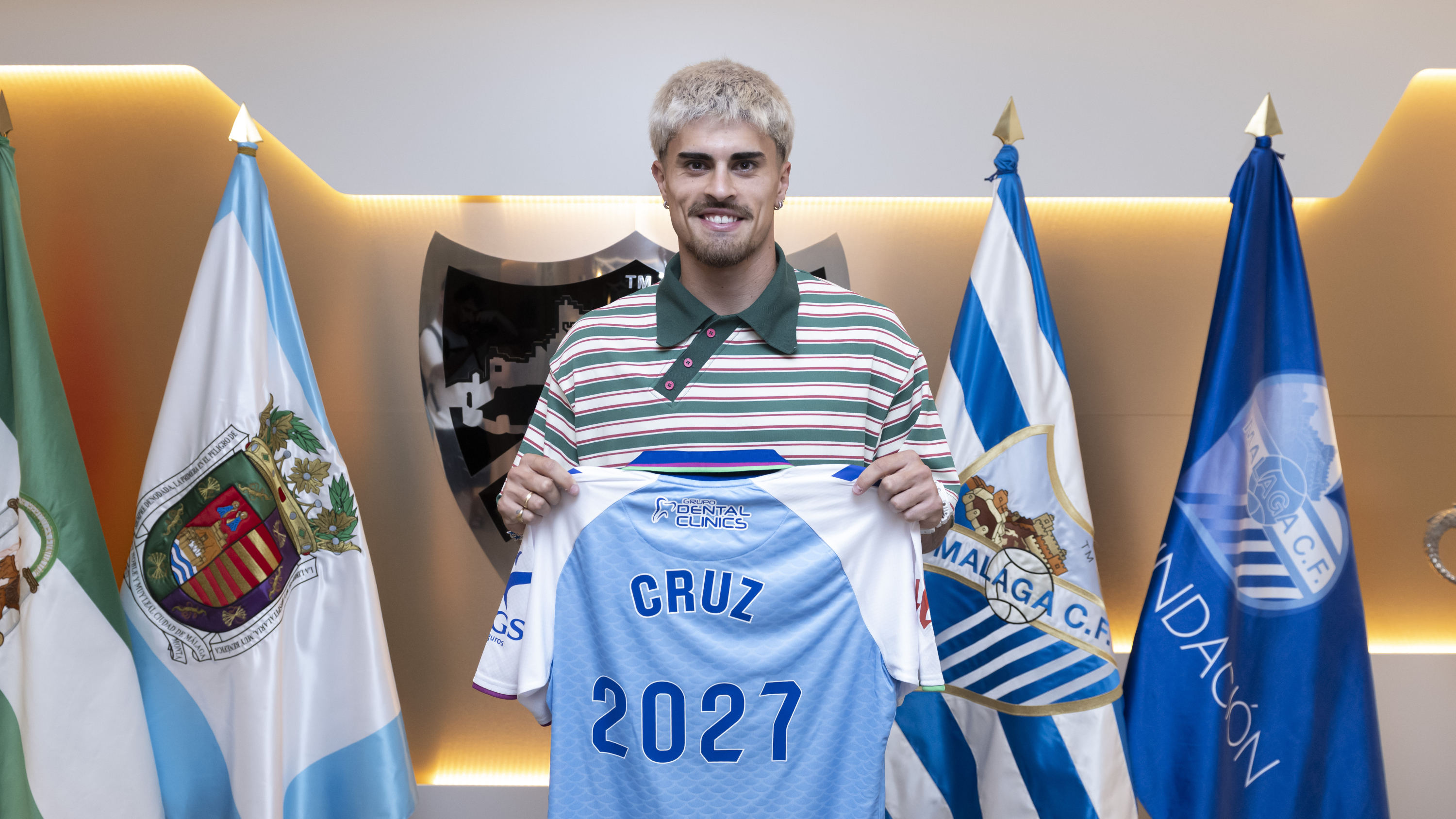 Juan Cruz posando con la camiseta del Málaga