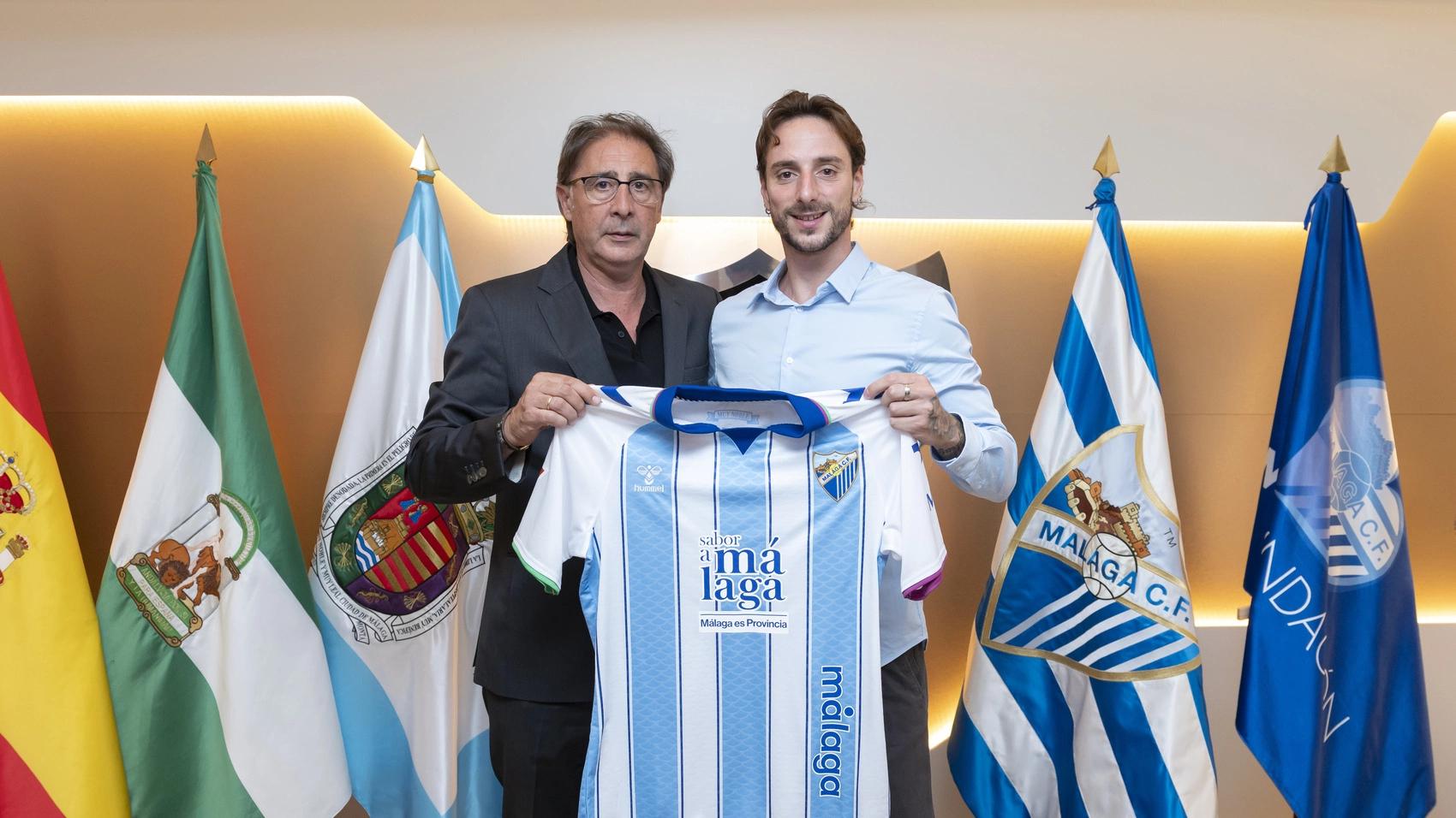Fernando Calero posa con la camiseta del Málaga junto a Loren Juarros, director deportivo del Málaga