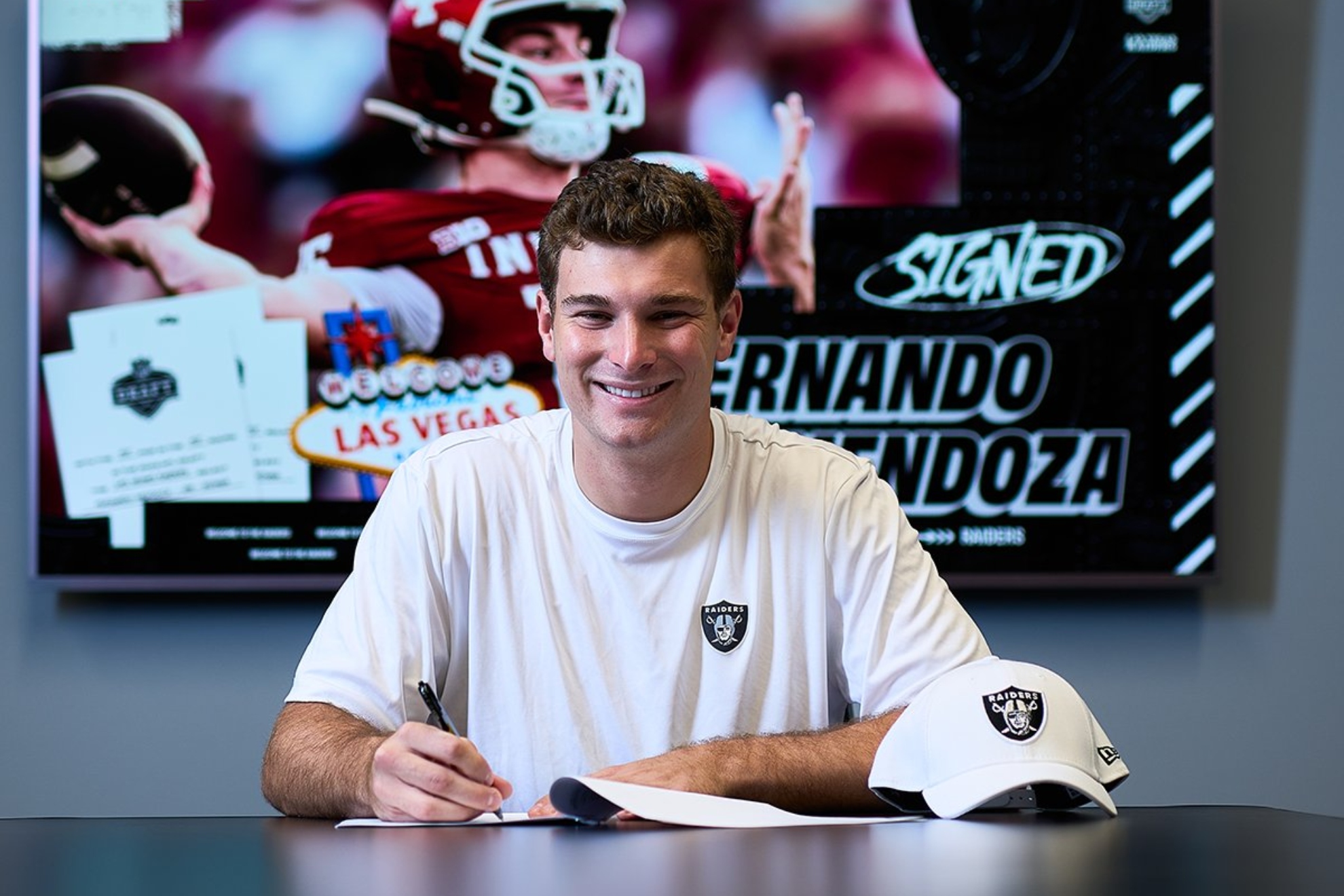 Fernando Mendoza en la firma de su contrato.