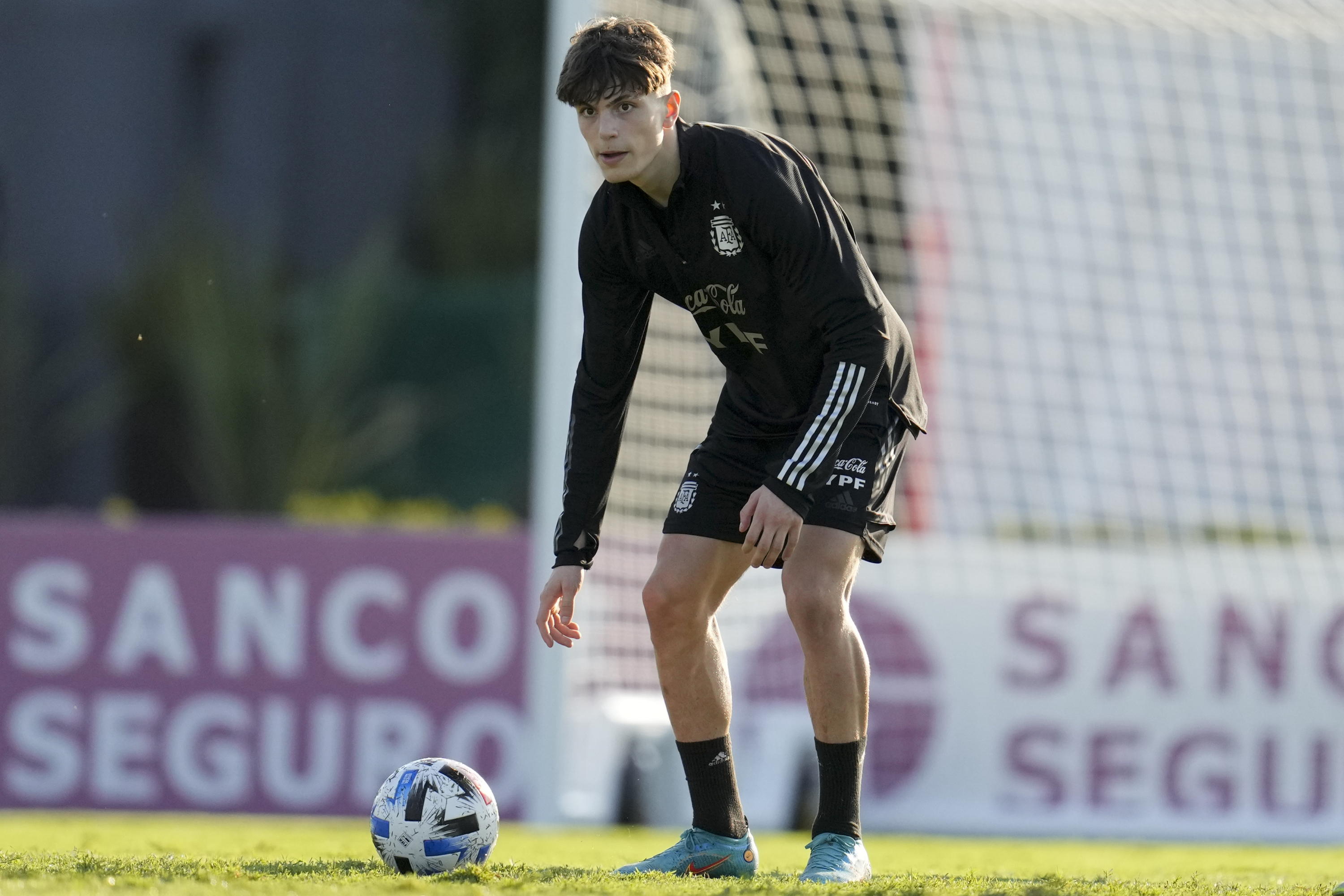 ¿Por qué el madrileño Garnacho juega con Argentina y no con España?