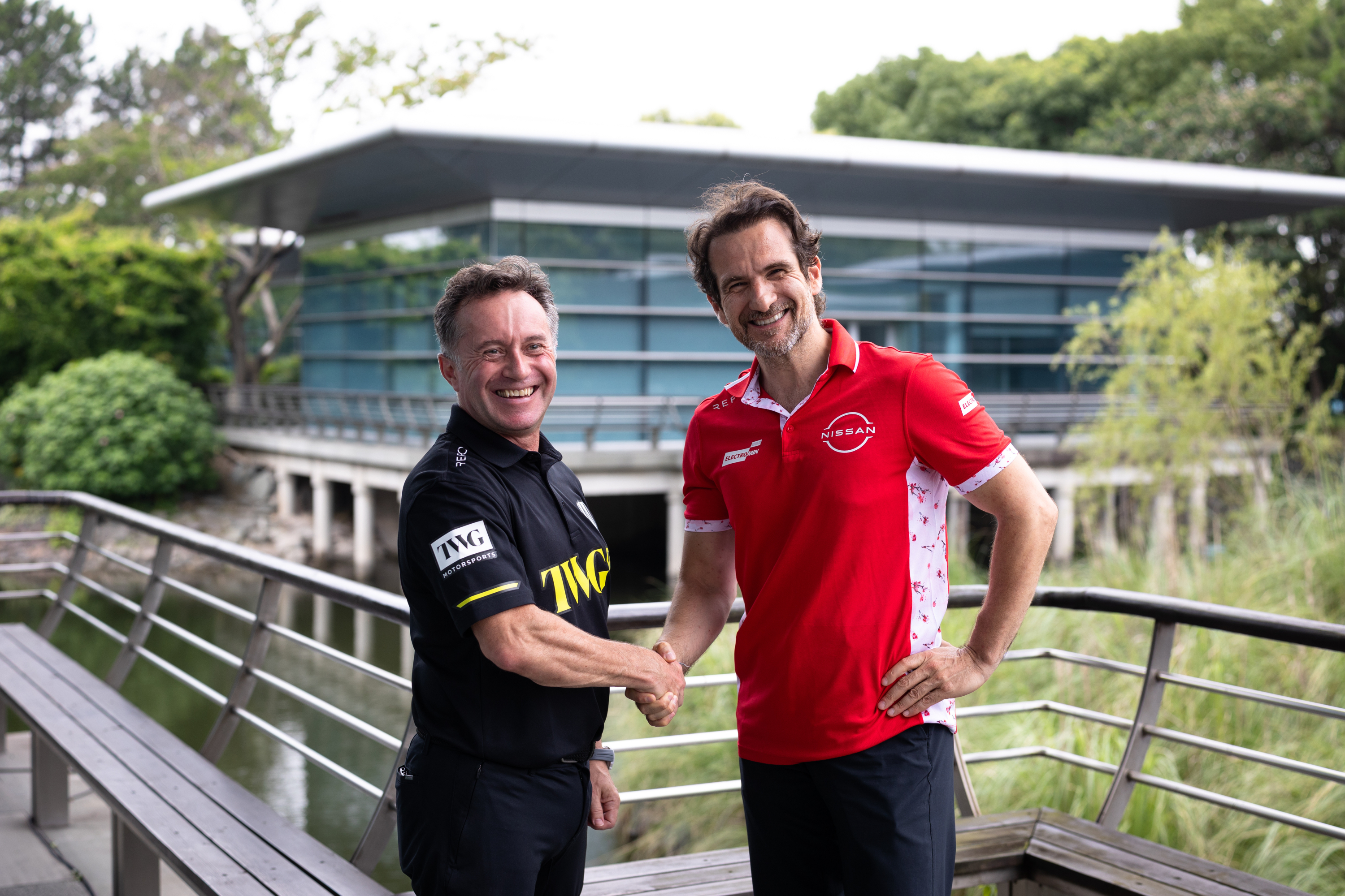 Los team principal de Andretti y Nissan, corroborando el acuerdo de suministro de motores Nissan
