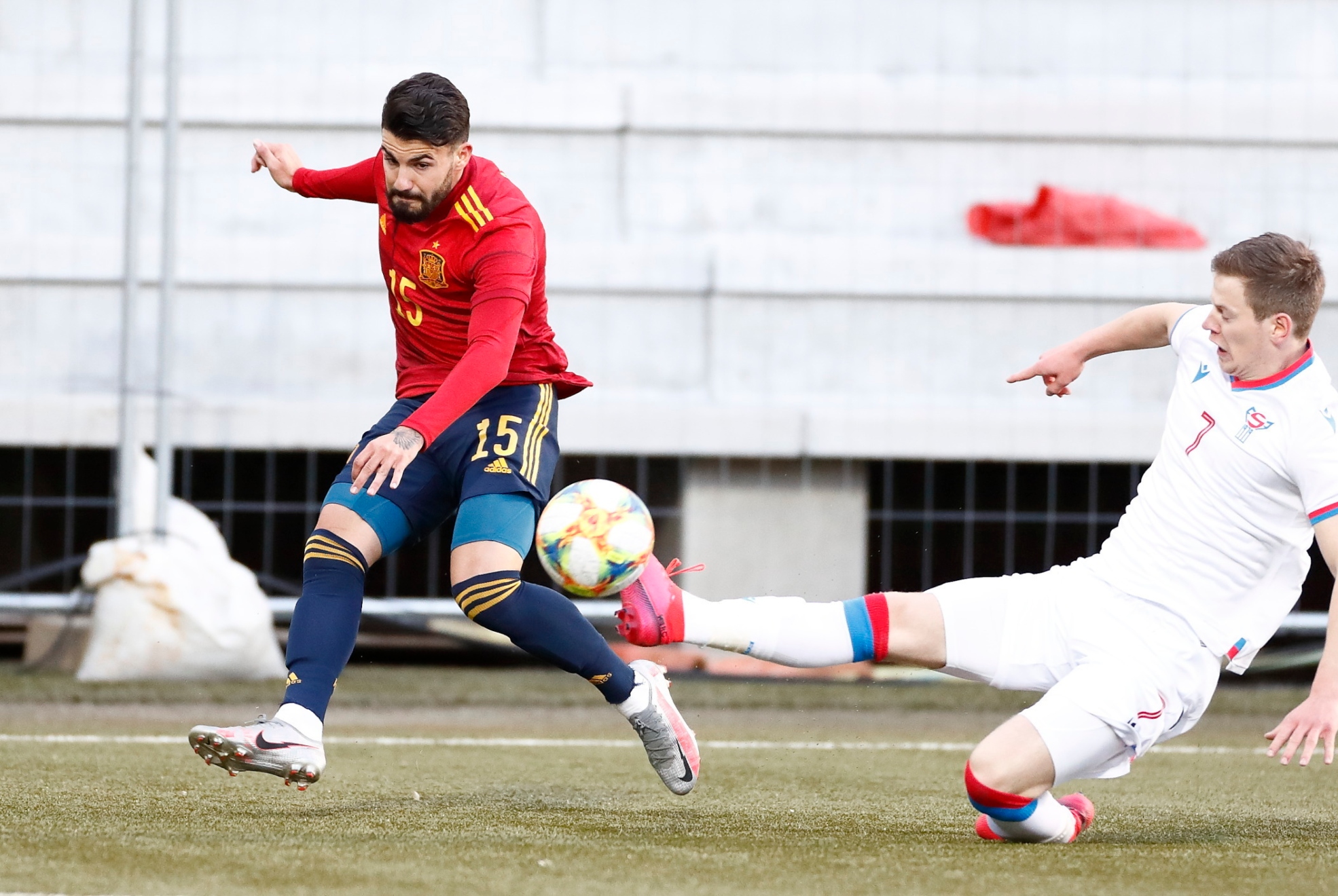 Pipa, centrando un balón con las inferiores de España.
