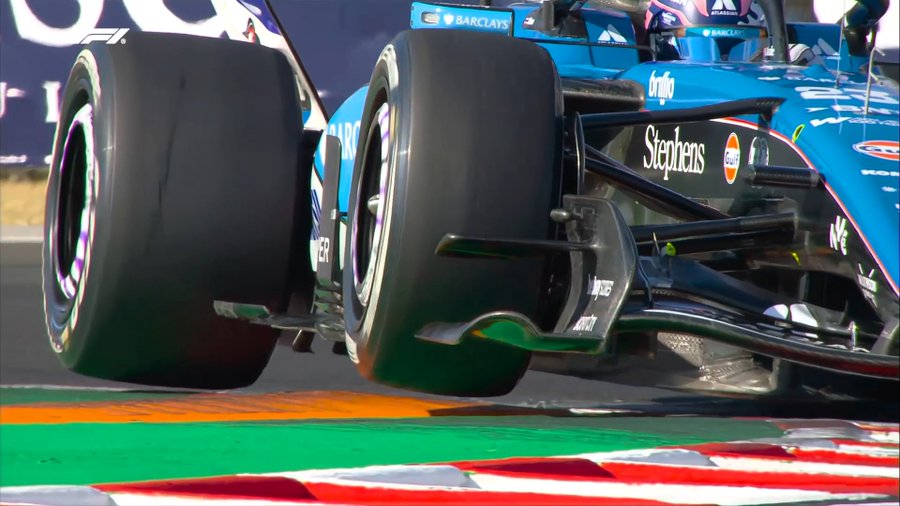 El Williams de Albon, en una de las curvas lentas del Hungaroring.
