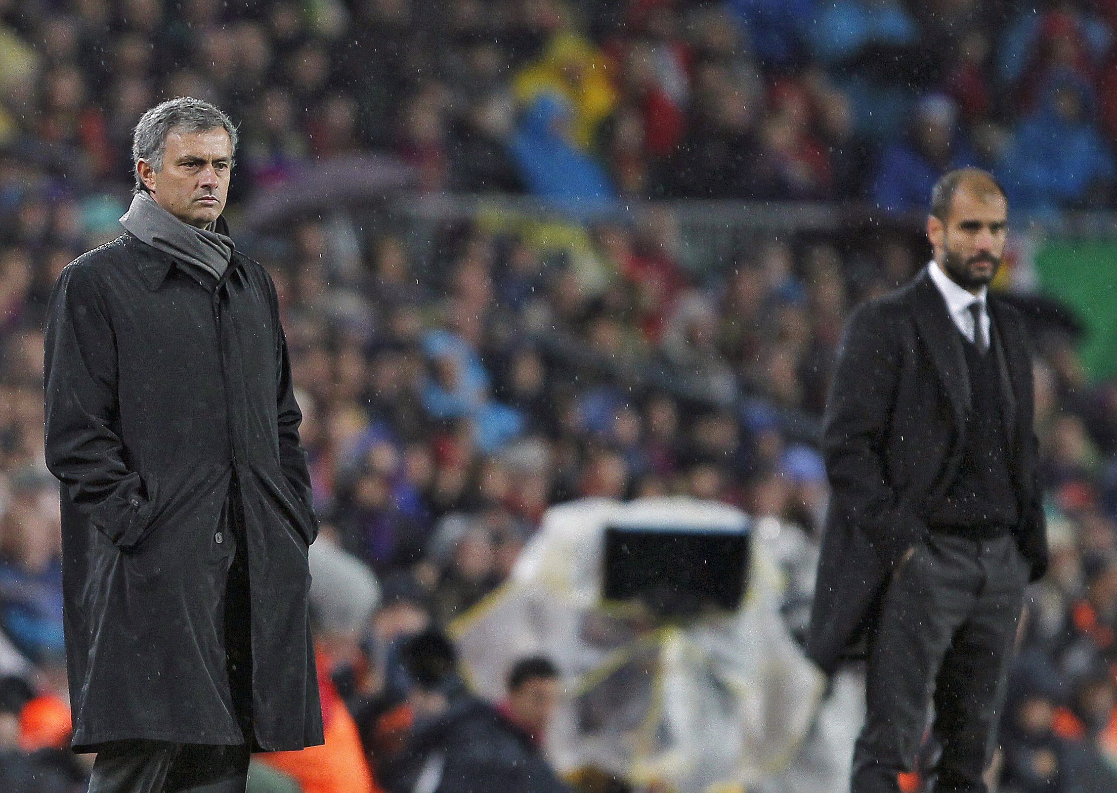 PARTIDO DE LIGA DISPUTADO EN EL CAMP NOU ENTRE EL BARCELONA Y EL REAL MADRID. Mourinho y Guardiola, en la banda durante el Clásico.