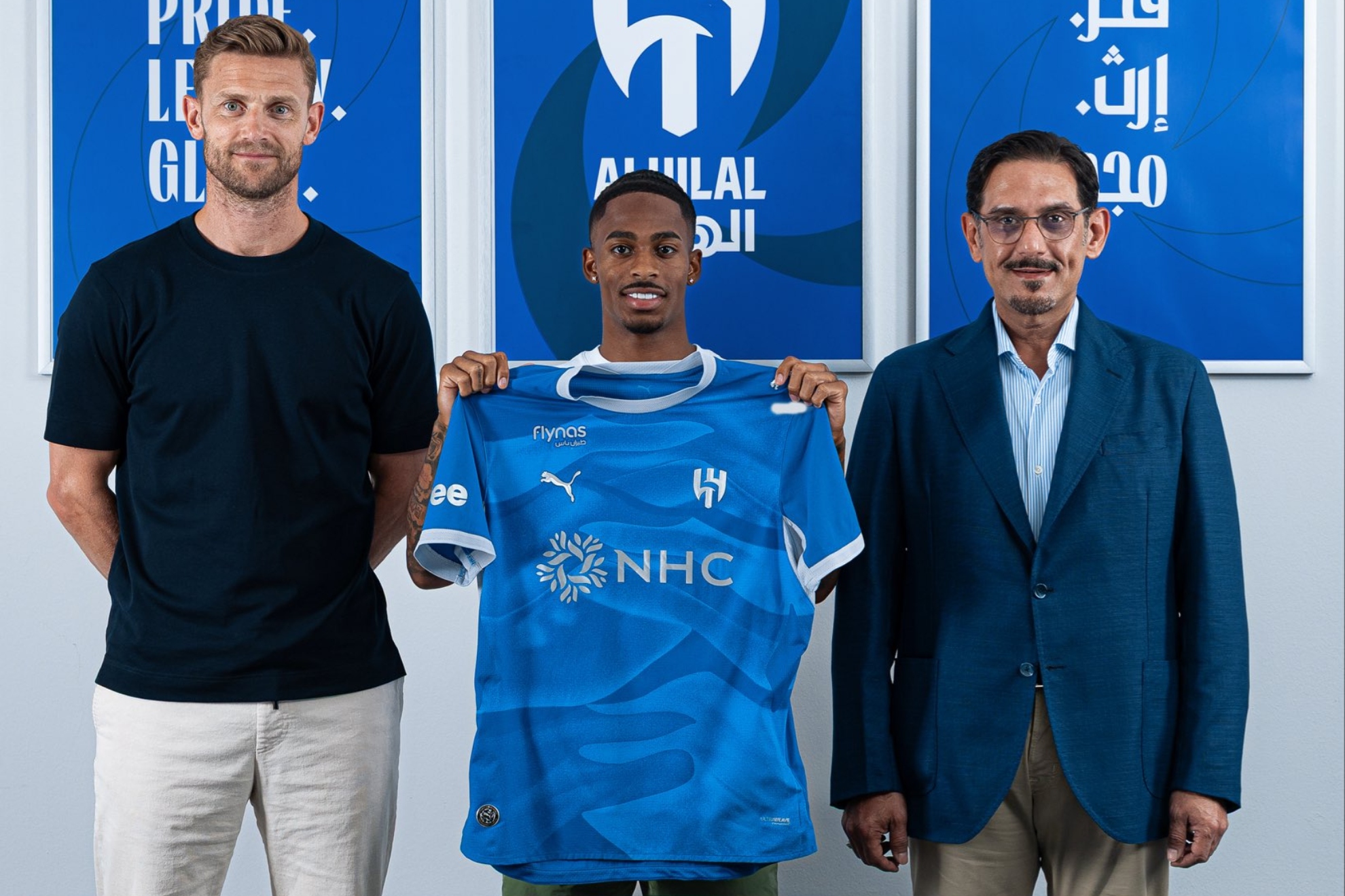 Sumerville posa como nuevo jugador de Al Hilal. AL HILAL.