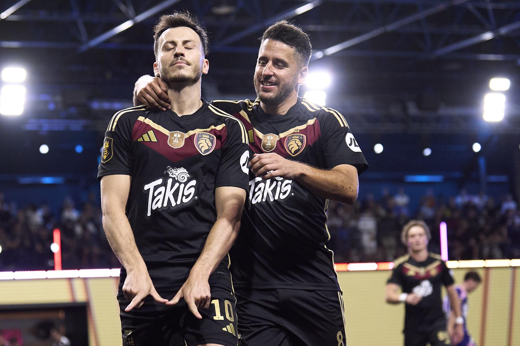 Javier Espinosa celebrates a goal with Móstoles