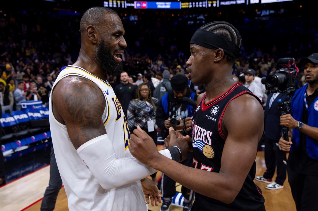 LeBron James habla con VJ Edgecombe en un Lakers-Sixers de esta temporada.