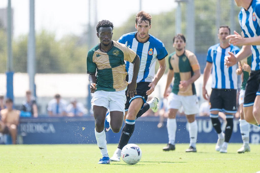 Quadri Liameed y Urko González de Zarate disputan un balón en el Espanyol 1-1 Sabadell Sabadell en X