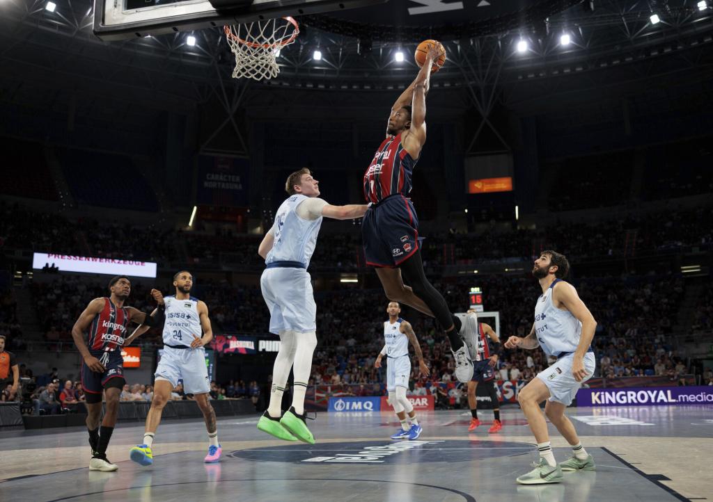 Diakite a punto de hacer un mate ante el Joventut. ACB PHOTO.