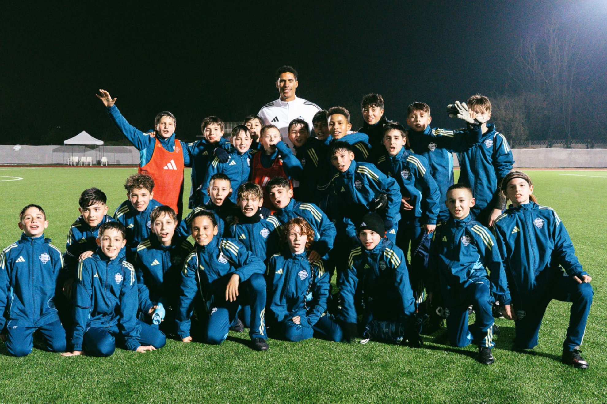 Raphael Varane junto a miembros de la cantera del Como 1907 Como 1907 en su web