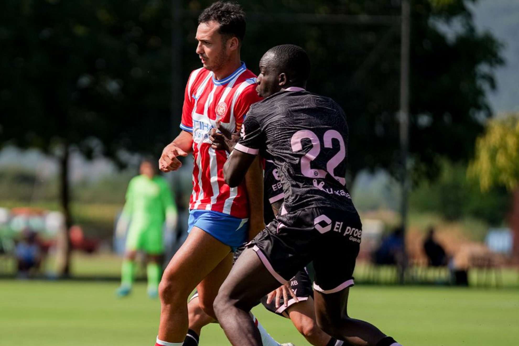 Arnau Martínez y Diarra disputan un balón en el Girona 0-1 Alavés