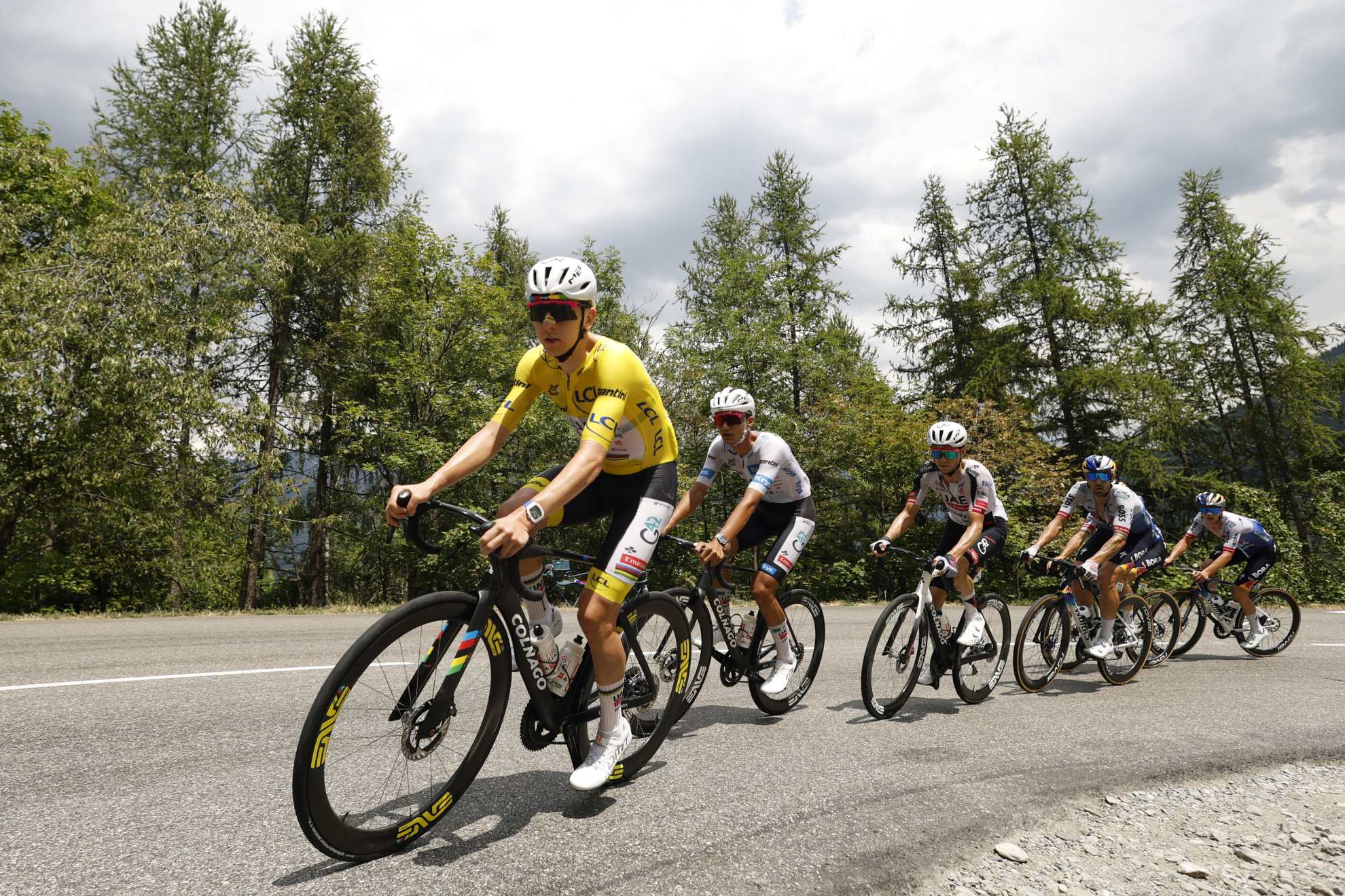 LE BOURG D'OISANS (Francia), 25/07/2026.- Maillot blanco mejor joven ciclista mexicano Isaac del Toro (2-L) de la selección de Emiratos Árabes Unidos