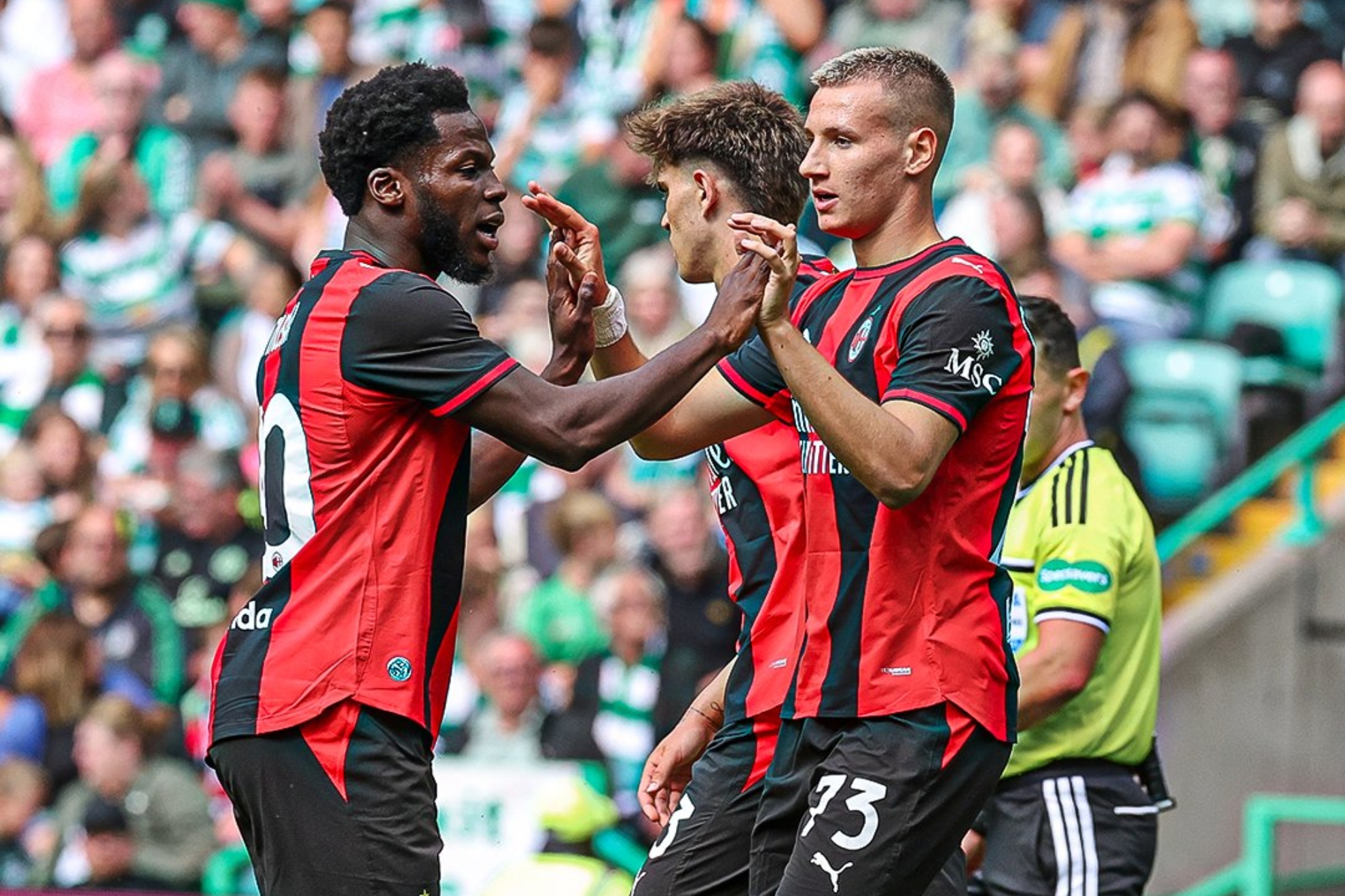 Francesco Camarda celebra uno de sus goles ante el Celtic. AC MILAN.