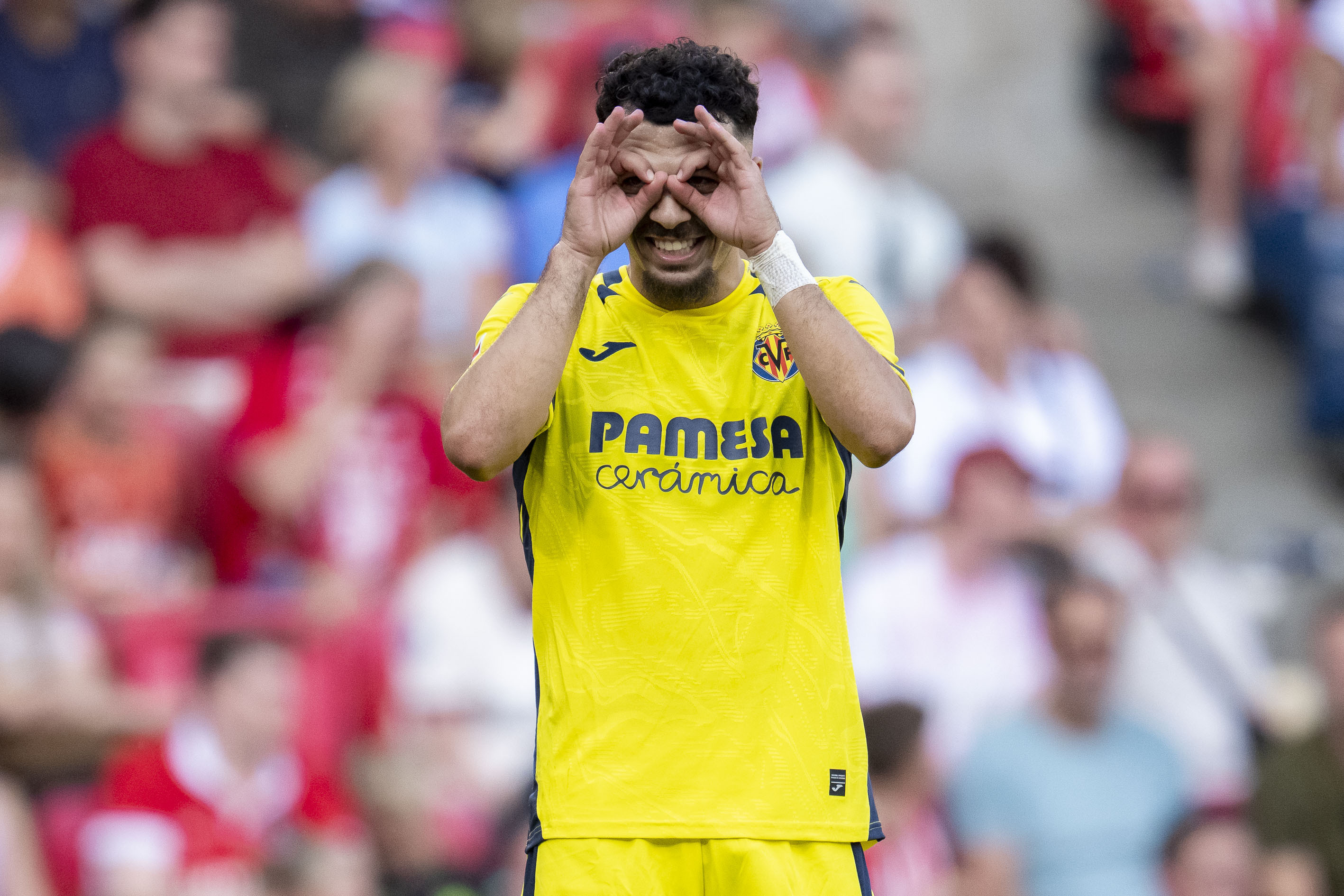 Mikautadze celebrando el gol del Villarreal. Villarreal