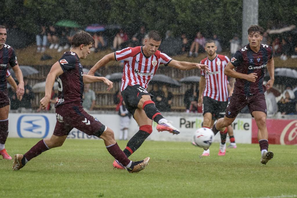 ZGorka Guruzeta remata a portería para anotar el gol del empate a uno.