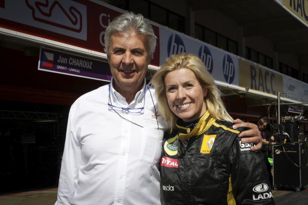María De Villota (ESP) Renault F1 con su padre Emilio durante la carrera de Fórmula Renault 3.5 Series, Barcelona, 7 de septiembre de 2011
