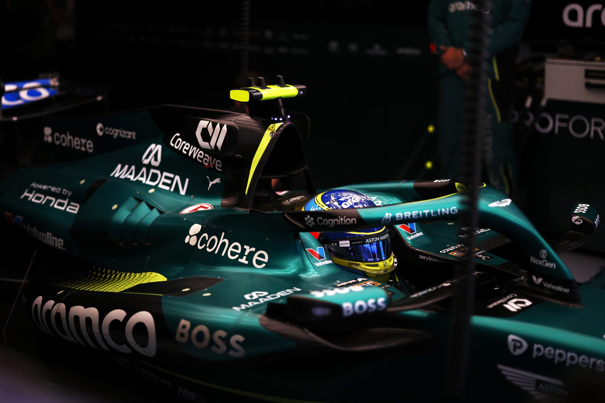 Alonso sale del box. HONDA RACING F1
