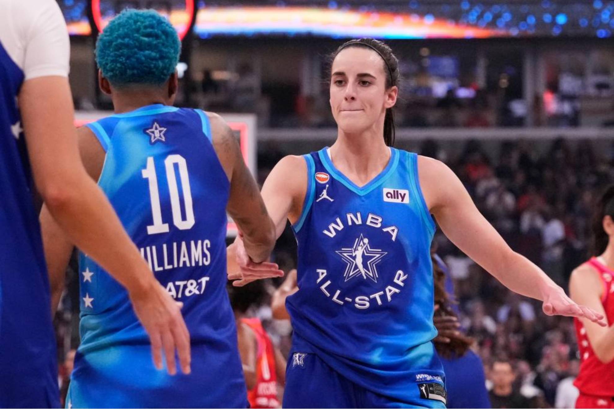 Caitlin Clark celebra una acción con Courtney Williams durante el All Star de la WNBA. LAPRESSE