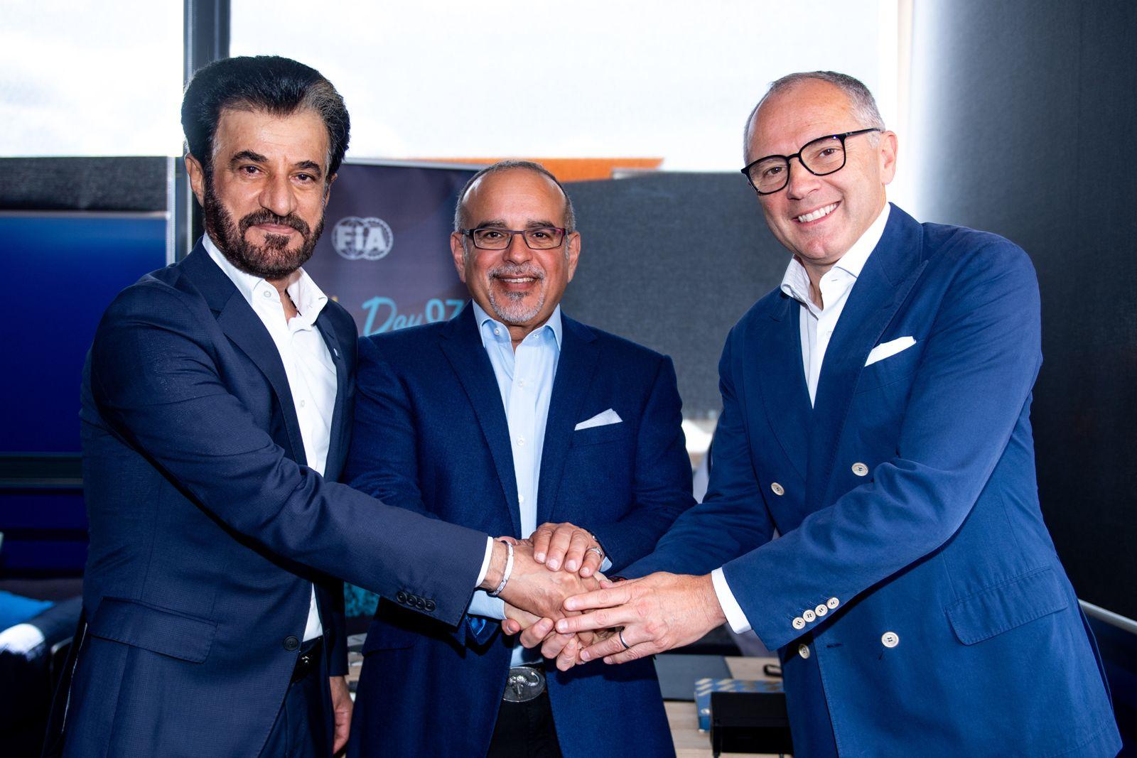 Mohammed Ben Sulayem, presidente de la FIA, el príncipe Salman bin Hamad Al Khalifa y Stefano Domenicali.
