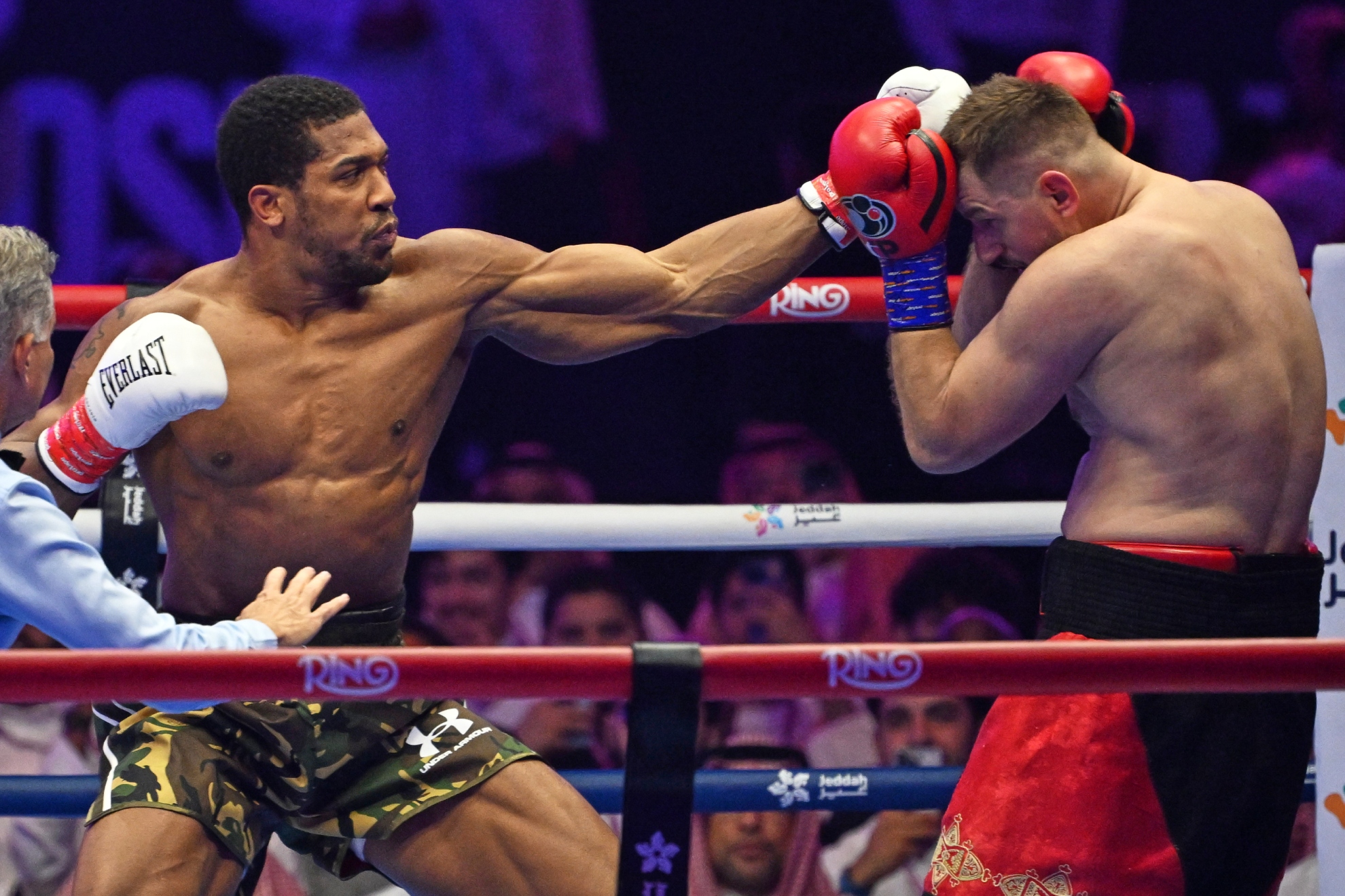 Anthony Joshua carga contra Prenga. Lapresse
