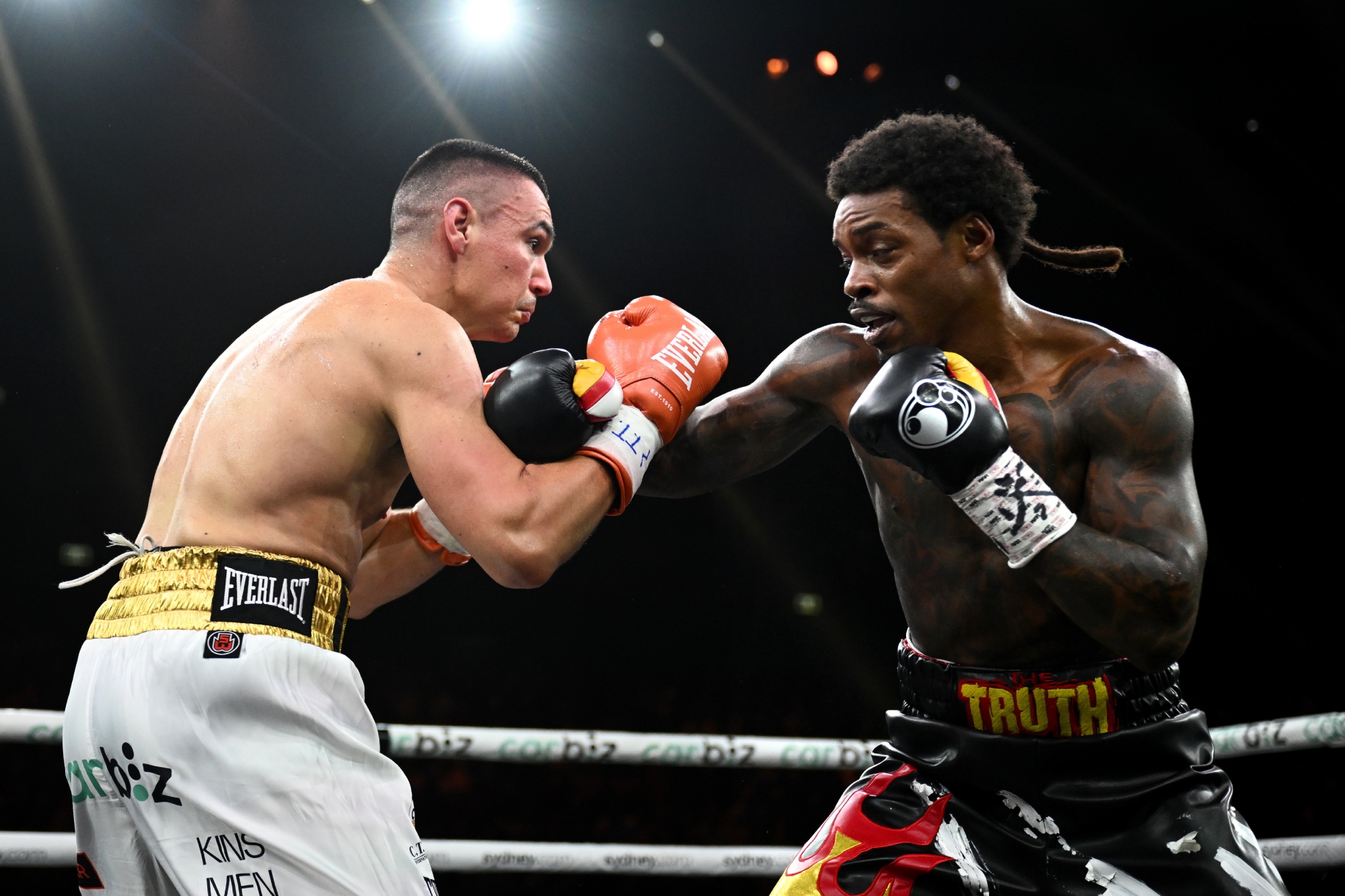 Tim Tszyu y Errol Spence en su combate en Sídney anoche. EFE
