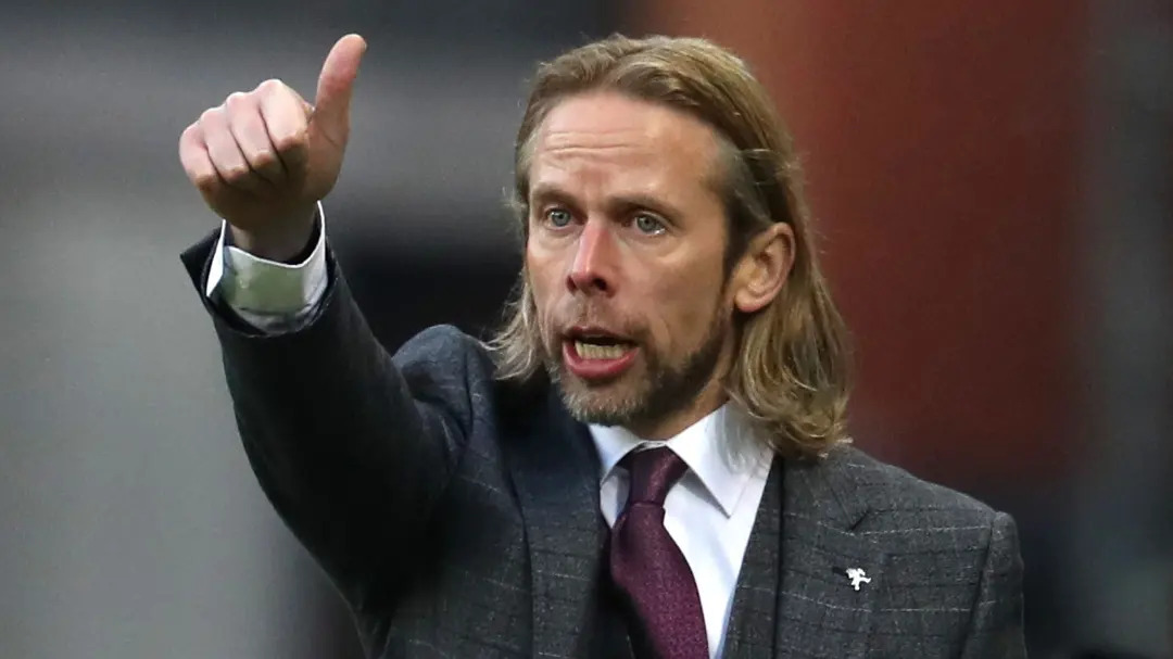 Austin MacPhee da órdenes a su equipo