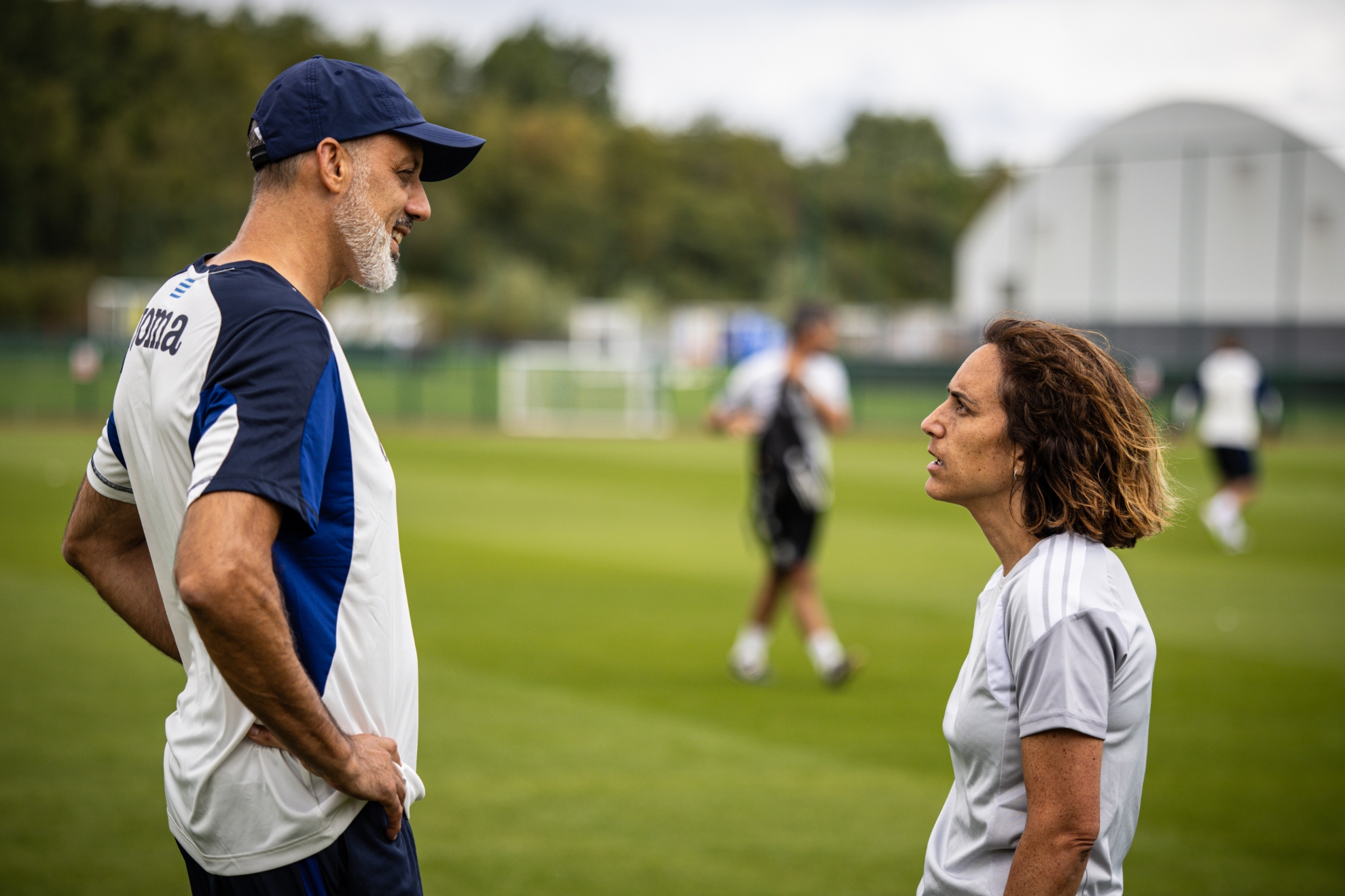 Pellegrino Matarazzo y Natalia Arroyo charlan en un campo de entrenamiento del Aston Villa.