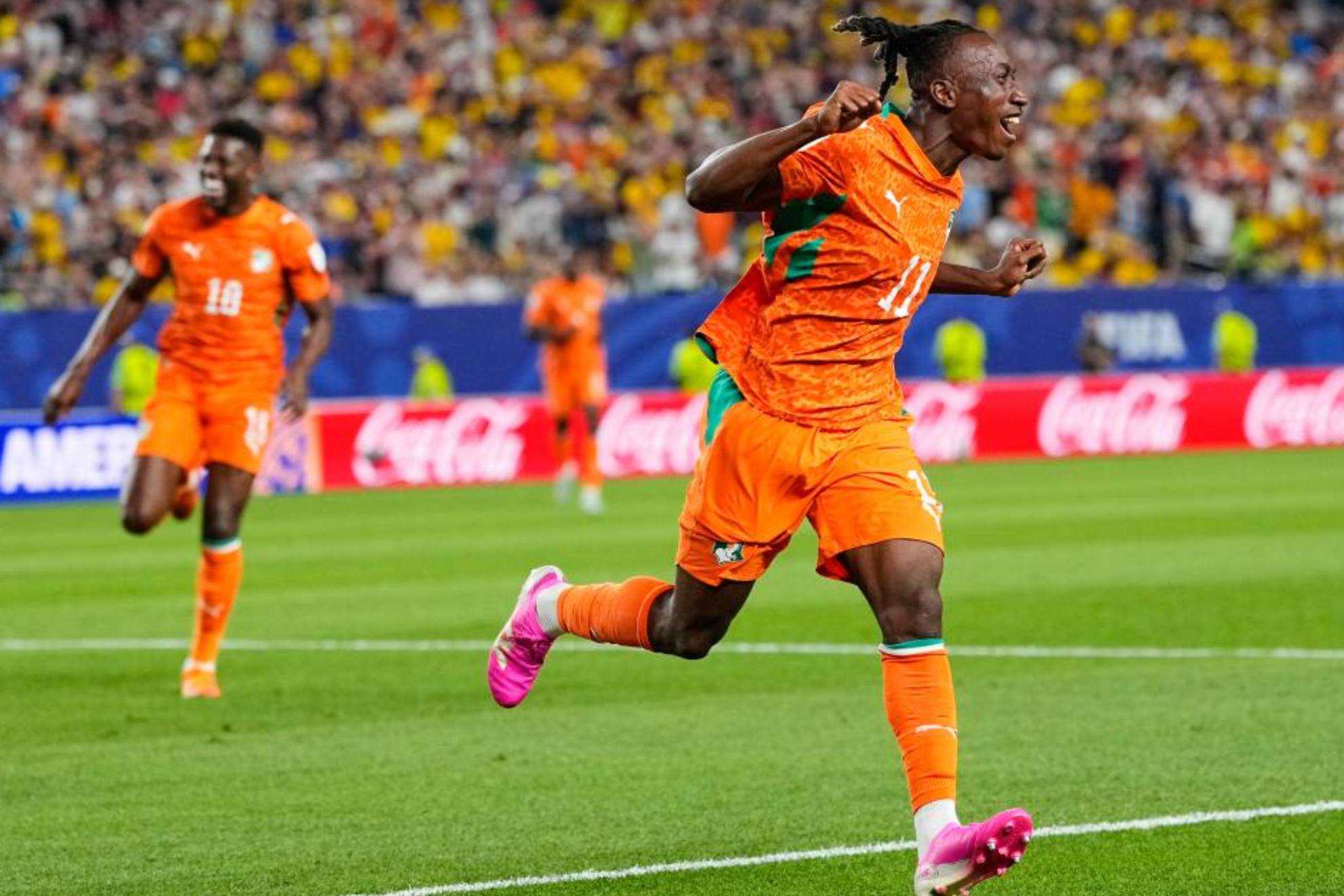 Yan Diomande celebra un gol con Costa de Marfil en el Mundial.